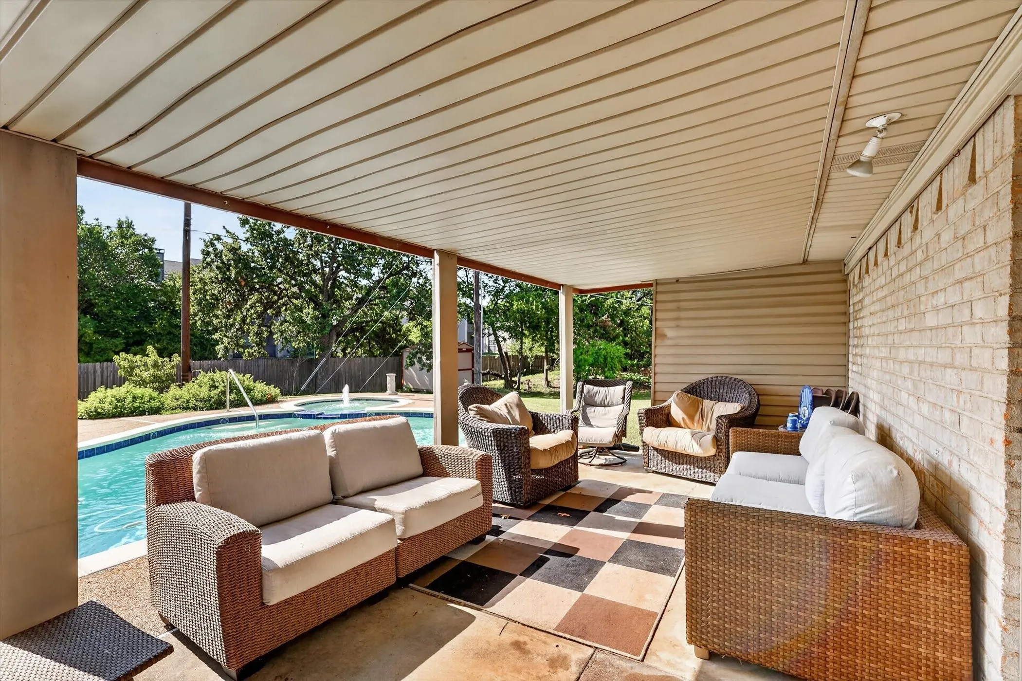 Single Family Residence For Sale in Tarrant County , 184 Oakhurst Drive, Bedford, Texas 76022, 3 Bedroom, 2 Bathroom, Garage spaces, 1,224 Sqft, built in 1963, mls#21338498, Real Estate Agent in Bedford, Homes For Sale in Tarrant county, Homes For Sale in Bedford, Realtor in Bedford Texas, Real Estate Brokerage Independent Realty Texas, Luminita Cordes Realtor