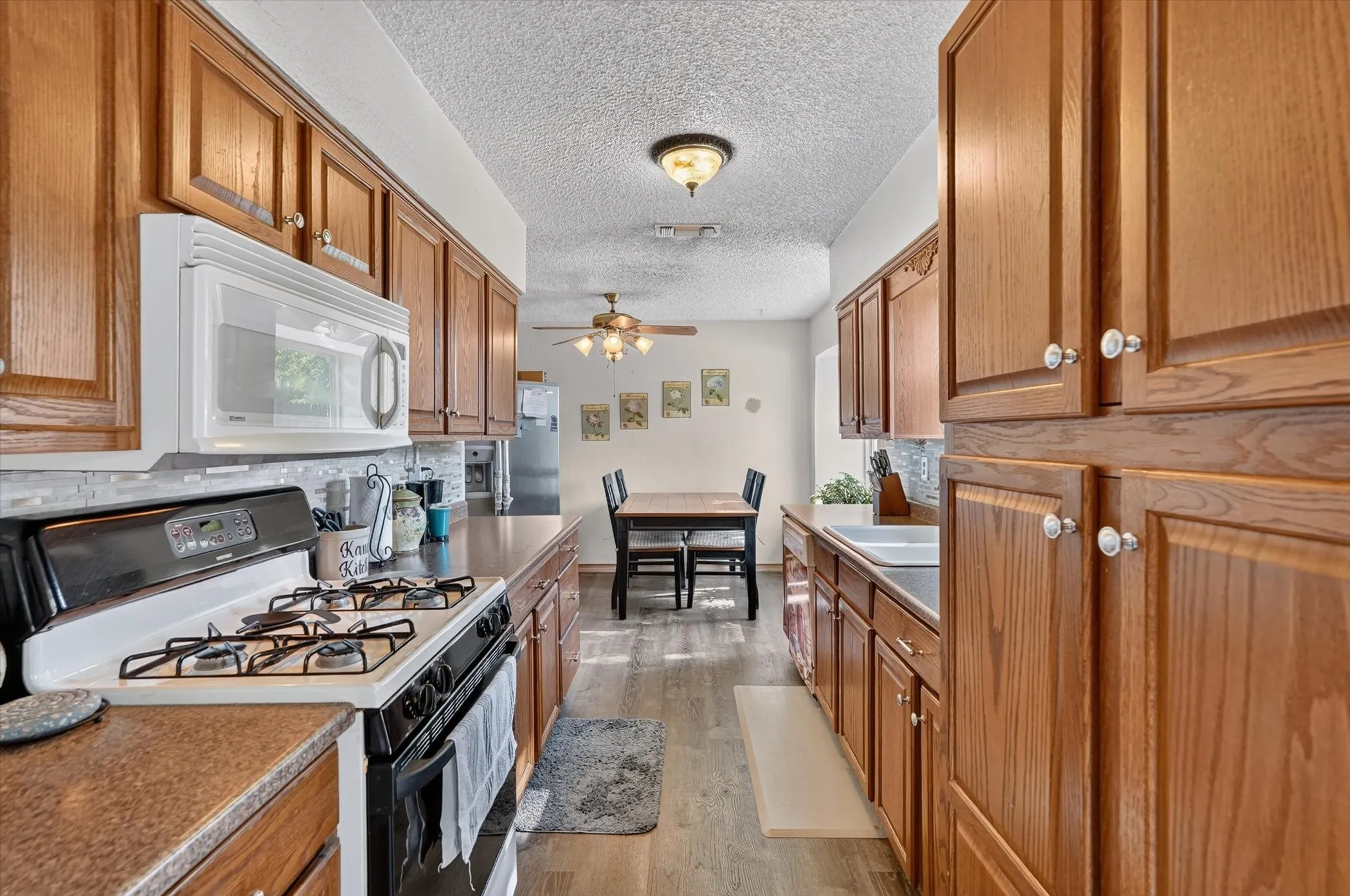 Single Family Residence For Sale in Tarrant County , 184 Oakhurst Drive, Bedford, Texas 76022, 3 Bedroom, 2 Bathroom, Garage spaces, 1,224 Sqft, built in 1963, mls#21338498, Real Estate Agent in Bedford, Homes For Sale in Tarrant county, Homes For Sale in Bedford, Realtor in Bedford Texas, Real Estate Brokerage Independent Realty Texas, Luminita Cordes Realtor