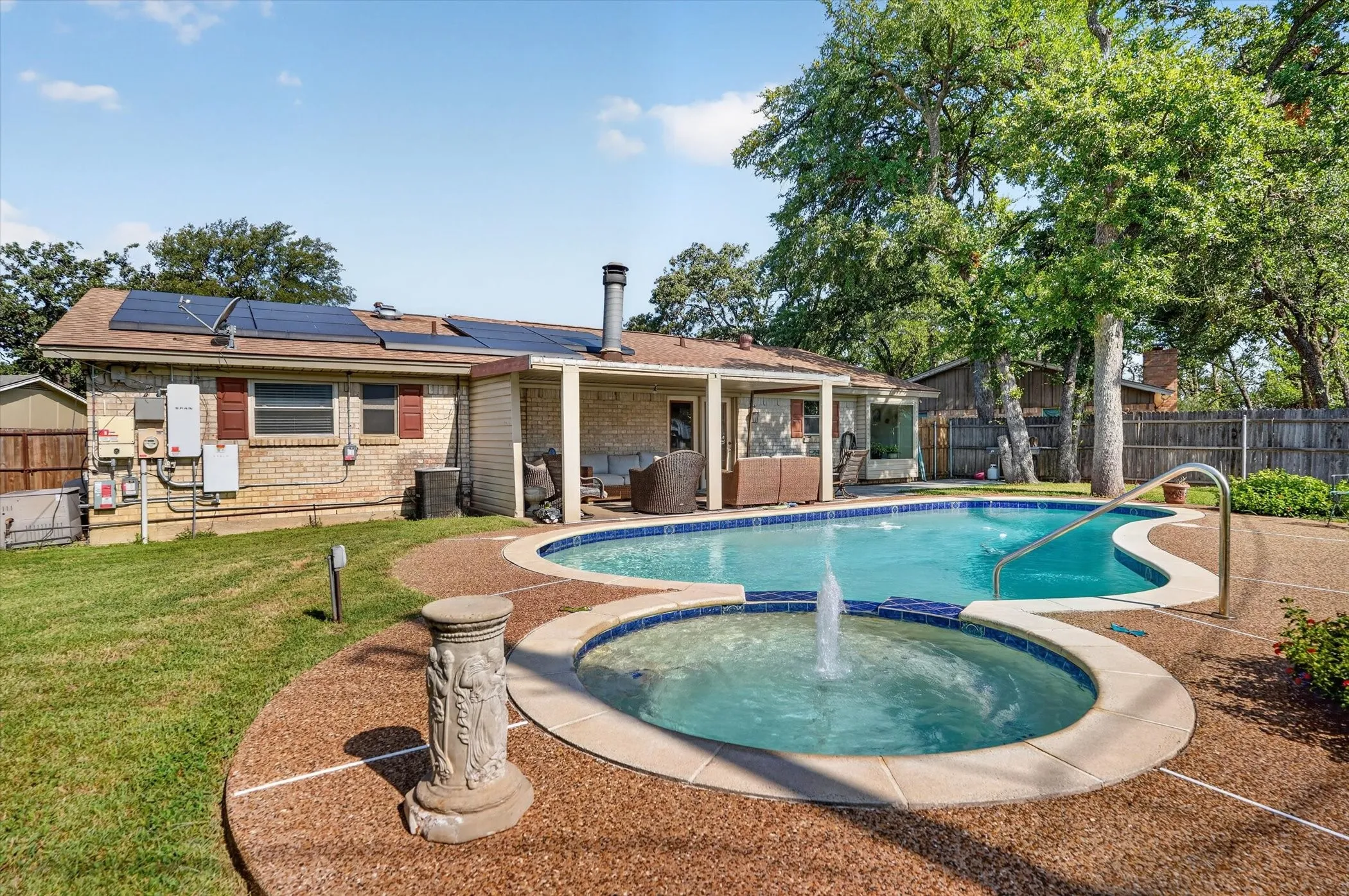 Single Family Residence For Sale in Tarrant County , 184 Oakhurst Drive, Bedford, Texas 76022, 3 Bedroom, 2 Bathroom, Garage spaces, 1,224 Sqft, built in 1963, mls#21338498, Real Estate Agent in Bedford, Homes For Sale in Tarrant county, Homes For Sale in Bedford, Realtor in Bedford Texas, Real Estate Brokerage Independent Realty Texas, Luminita Cordes Realtor