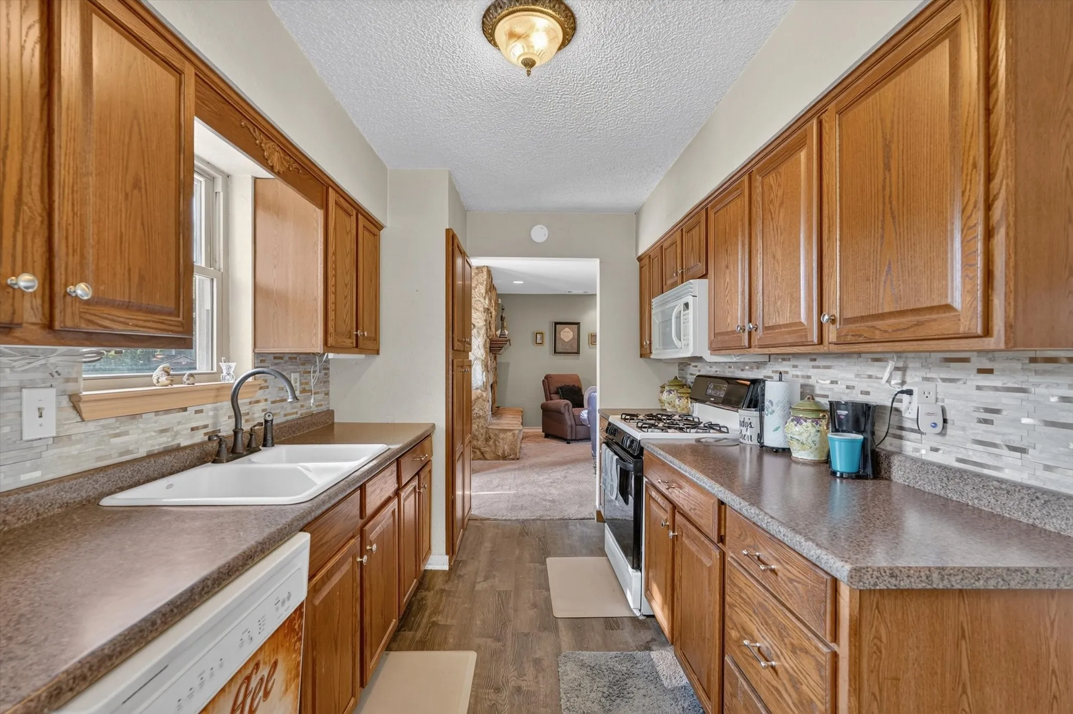 Single Family Residence For Sale in Tarrant County , 184 Oakhurst Drive, Bedford, Texas 76022, 3 Bedroom, 2 Bathroom, Garage spaces, 1,224 Sqft, built in 1963, mls#21338498, Real Estate Agent in Bedford, Homes For Sale in Tarrant county, Homes For Sale in Bedford, Realtor in Bedford Texas, Real Estate Brokerage Independent Realty Texas, Luminita Cordes Realtor