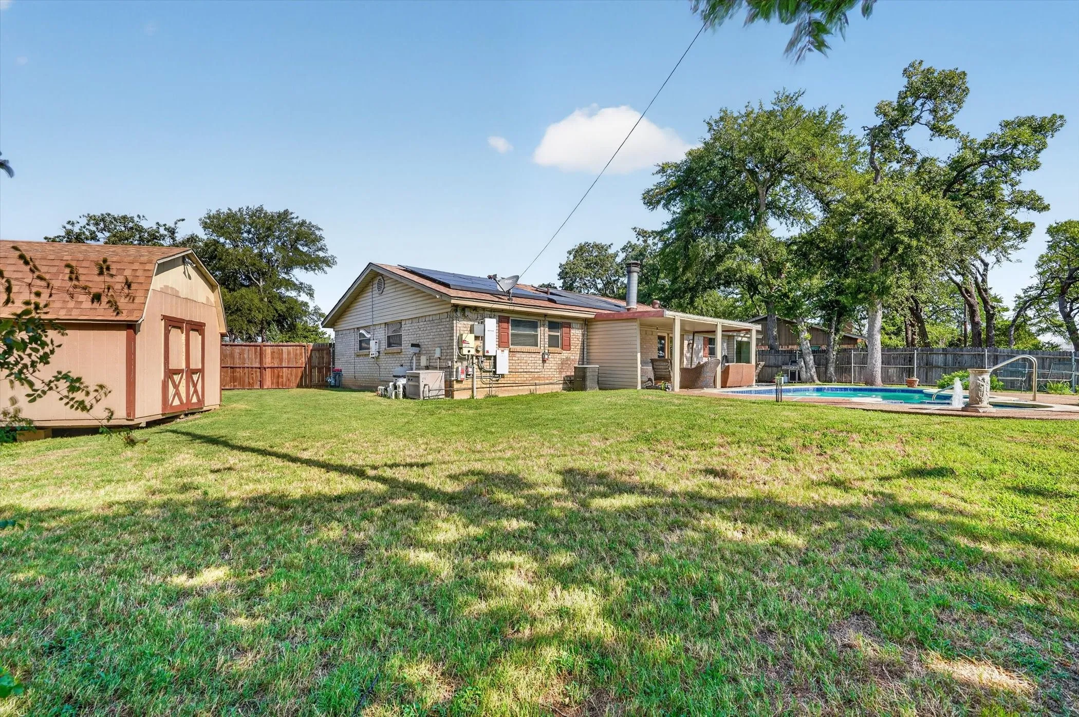 Single Family Residence For Sale in Tarrant County , 184 Oakhurst Drive, Bedford, Texas 76022, 3 Bedroom, 2 Bathroom, Garage spaces, 1,224 Sqft, built in 1963, mls#21338498, Real Estate Agent in Bedford, Homes For Sale in Tarrant county, Homes For Sale in Bedford, Realtor in Bedford Texas, Real Estate Brokerage Independent Realty Texas, Luminita Cordes Realtor