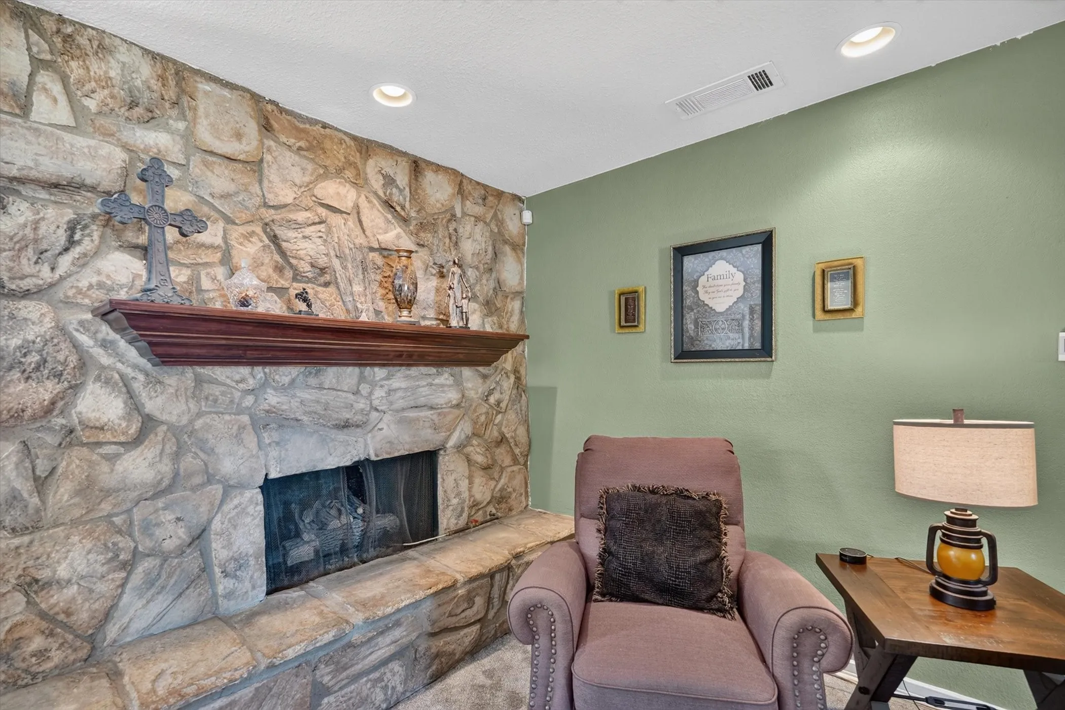 Single Family Residence For Sale in Tarrant County , 184 Oakhurst Drive, Bedford, Texas 76022, 3 Bedroom, 2 Bathroom, Garage spaces, 1,224 Sqft, built in 1963, mls#21338498, Real Estate Agent in Bedford, Homes For Sale in Tarrant county, Homes For Sale in Bedford, Realtor in Bedford Texas, Real Estate Brokerage Independent Realty Texas, Luminita Cordes Realtor