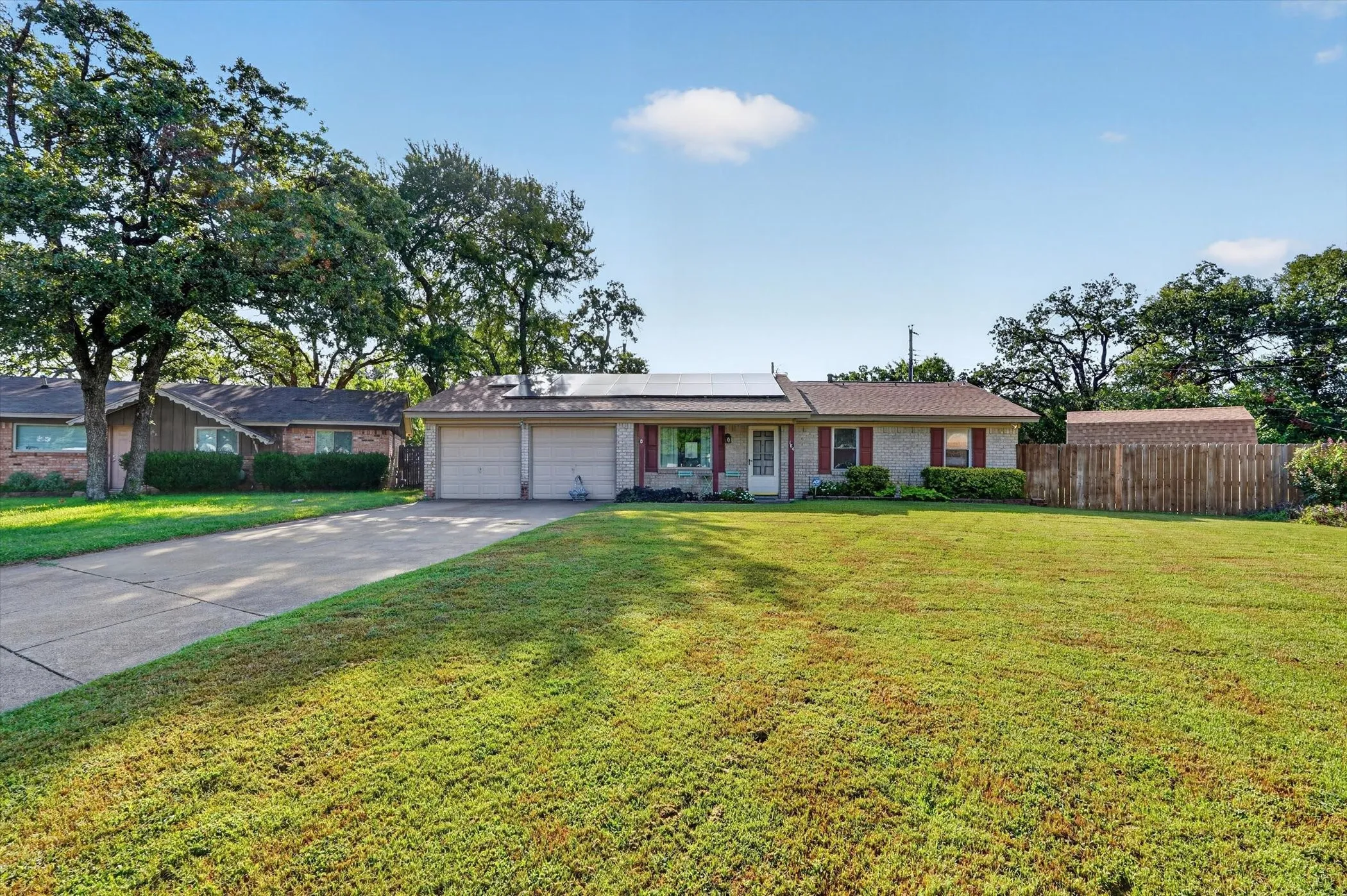 Single Family Residence For Sale in Tarrant County , 184 Oakhurst Drive, Bedford, Texas 76022, 3 Bedroom, 2 Bathroom, Garage spaces, 1,224 Sqft, built in 1963, mls#21338498, Real Estate Agent in Bedford, Homes For Sale in Tarrant county, Homes For Sale in Bedford, Realtor in Bedford Texas, Real Estate Brokerage Independent Realty Texas, Luminita Cordes Realtor