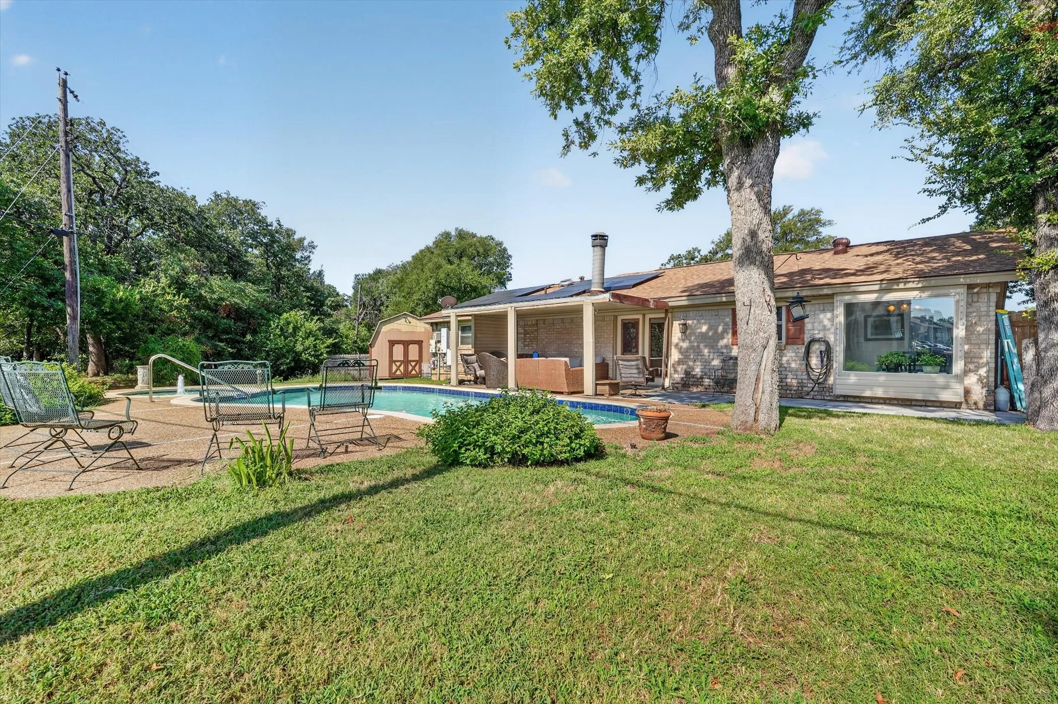 Single Family Residence For Sale in Tarrant County , 184 Oakhurst Drive, Bedford, Texas 76022, 3 Bedroom, 2 Bathroom, Garage spaces, 1,224 Sqft, built in 1963, mls#21338498, Real Estate Agent in Bedford, Homes For Sale in Tarrant county, Homes For Sale in Bedford, Realtor in Bedford Texas, Real Estate Brokerage Independent Realty Texas, Luminita Cordes Realtor