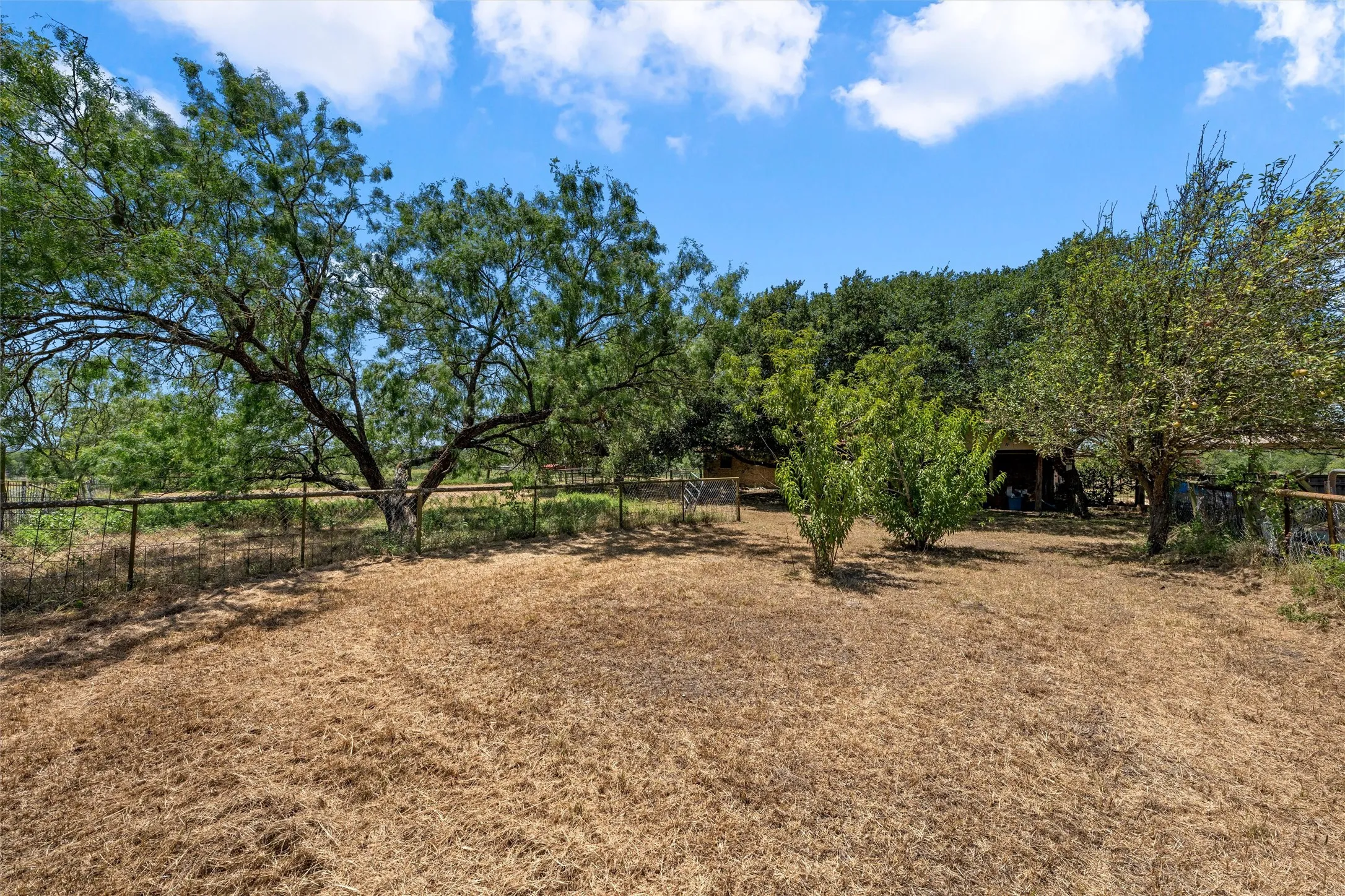 Single Family Residence For Sale in Mc Lennan County , 429 Wildwood Trail, Robinson, Texas 76655, 3 Bedroom, 2 Bathroom, Garage spaces, 1,886 Sqft, built in 1985, mls#21340030, Real Estate Agent in Robinson, Homes For Sale in Mc Lennan county, Homes For Sale in Robinson, Realtor in Robinson Texas, Real Estate Brokerage Independent Realty Texas, Luminita Cordes Realtor