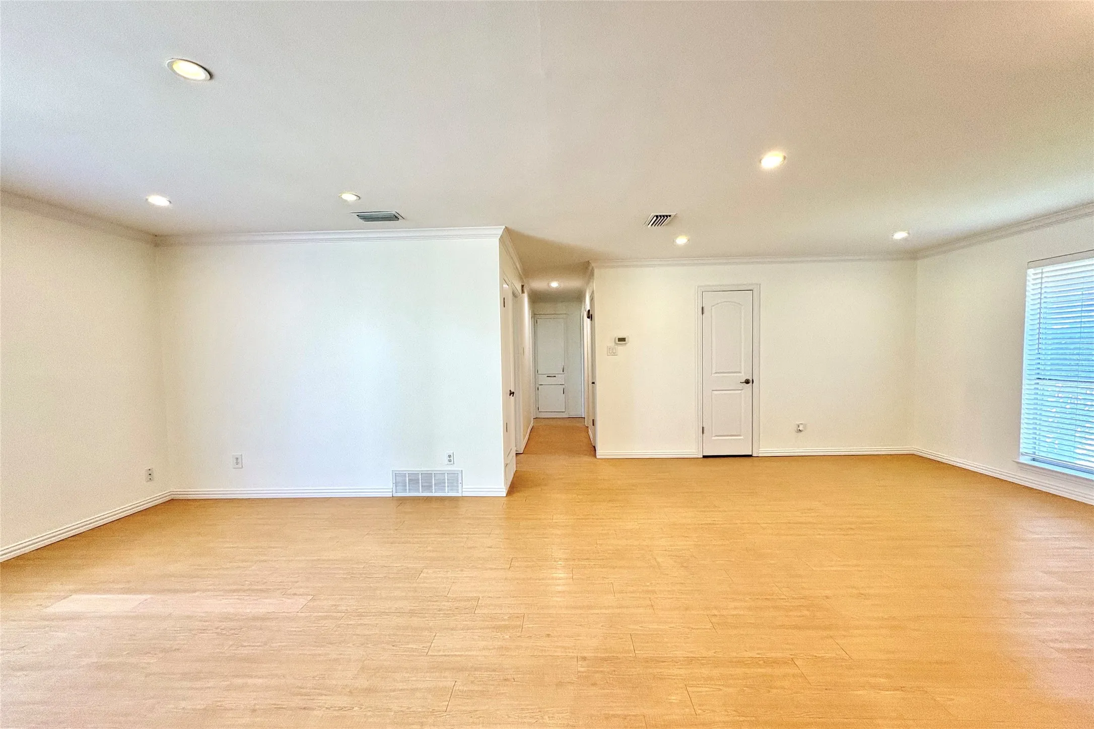 Single Family Residence For Sale in Dallas County , 601 Carpenter Drive, Garland, Texas 75040, 3 Bedroom, 2 Bathroom, 1 Garage spaces, 1,222 Sqft, built in 1966, mls#21339535, Real Estate Agent in Garland, Homes For Sale in Dallas county, Homes For Sale in Garland, Realtor in Garland Texas, Real Estate Brokerage Independent Realty Texas, Luminita Cordes Realtor