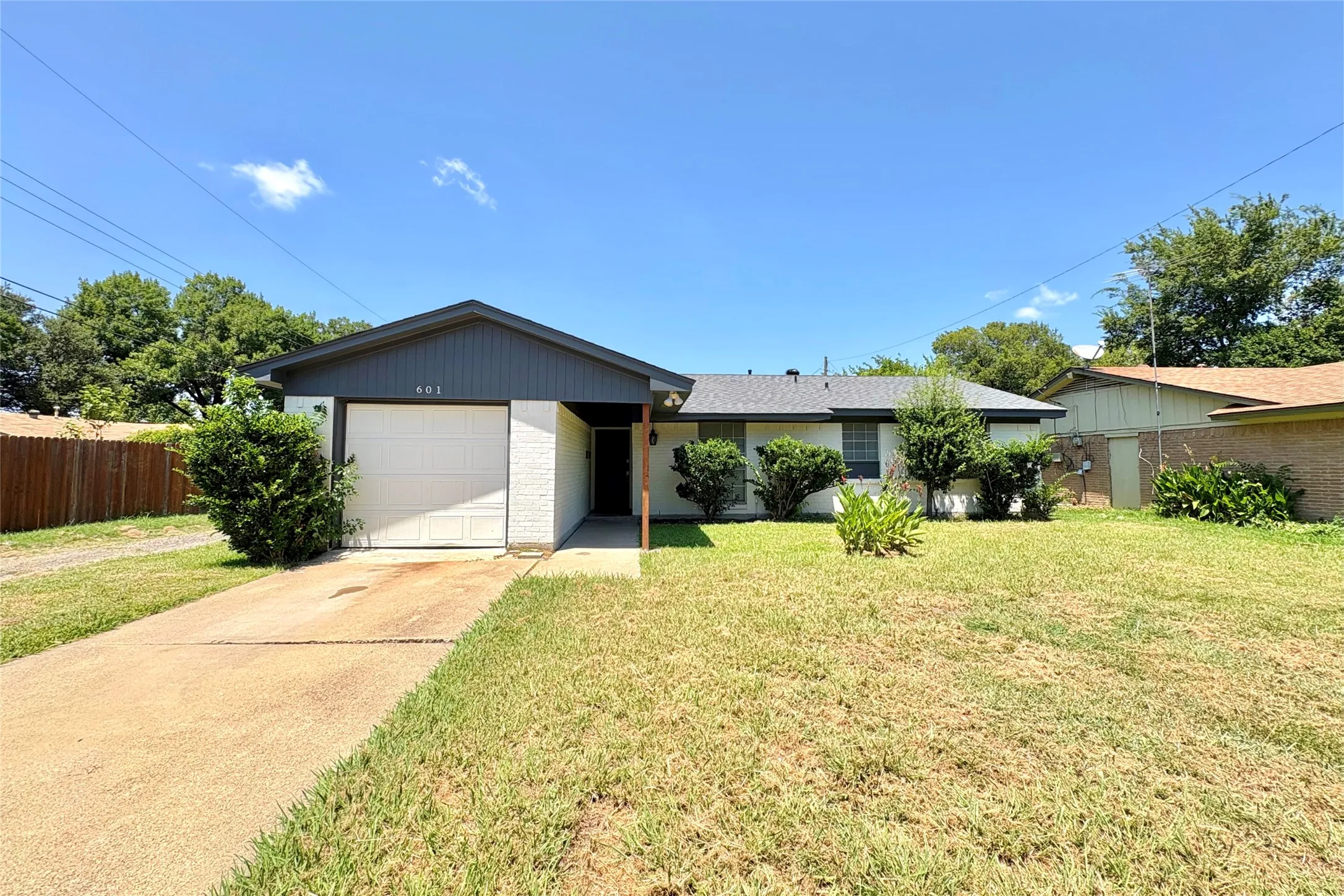 Single Family Residence For Sale in Dallas County , 601 Carpenter Drive, Garland, Texas 75040, 3 Bedroom, 2 Bathroom, 1 Garage spaces, 1,222 Sqft, built in 1966, mls#21339535, Real Estate Agent in Garland, Homes For Sale in Dallas county, Homes For Sale in Garland, Realtor in Garland Texas, Real Estate Brokerage Independent Realty Texas, Luminita Cordes Realtor