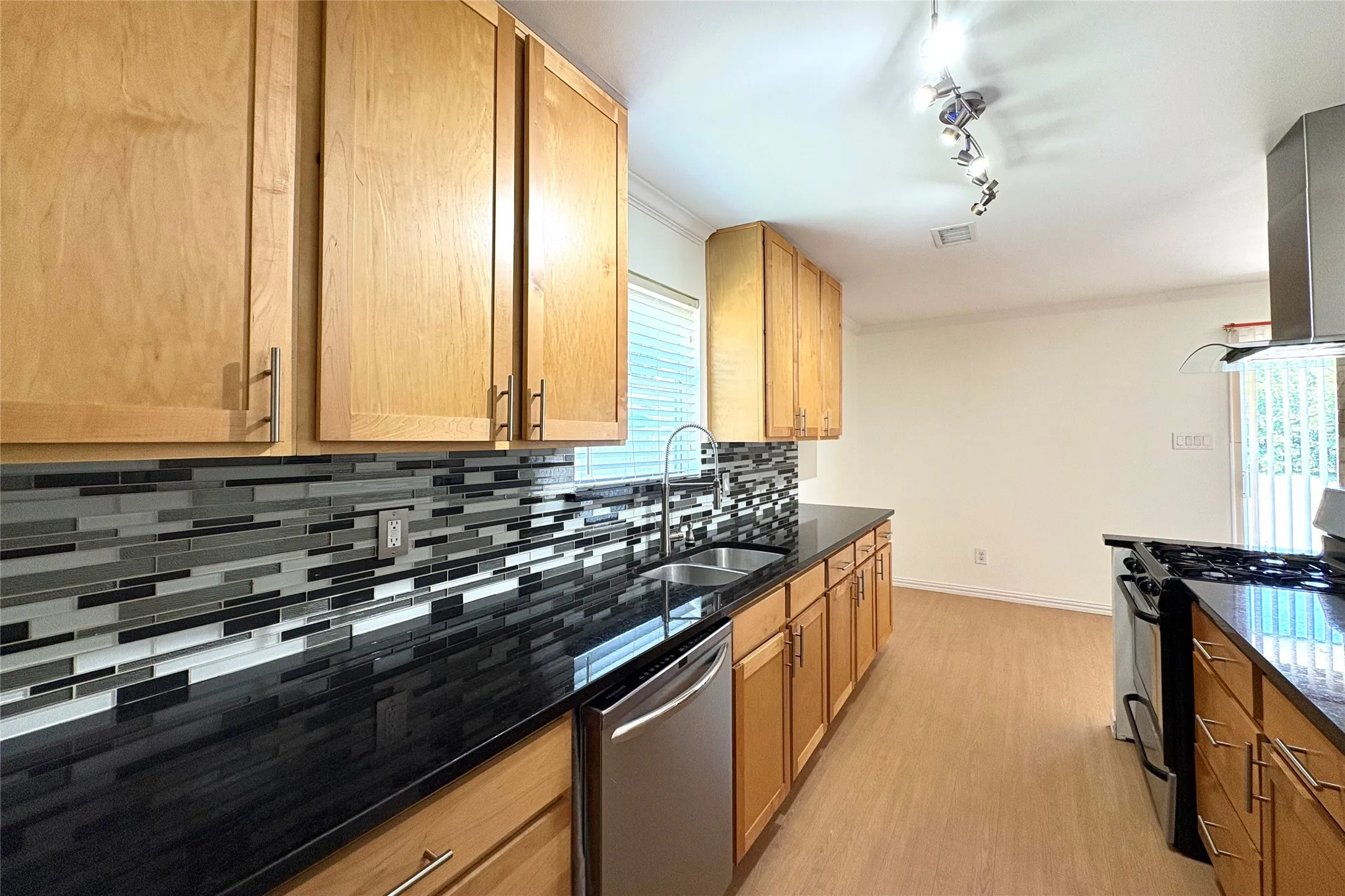 Single Family Residence For Sale in Dallas County , 601 Carpenter Drive, Garland, Texas 75040, 3 Bedroom, 2 Bathroom, 1 Garage spaces, 1,222 Sqft, built in 1966, mls#21339535, Real Estate Agent in Garland, Homes For Sale in Dallas county, Homes For Sale in Garland, Realtor in Garland Texas, Real Estate Brokerage Independent Realty Texas, Luminita Cordes Realtor