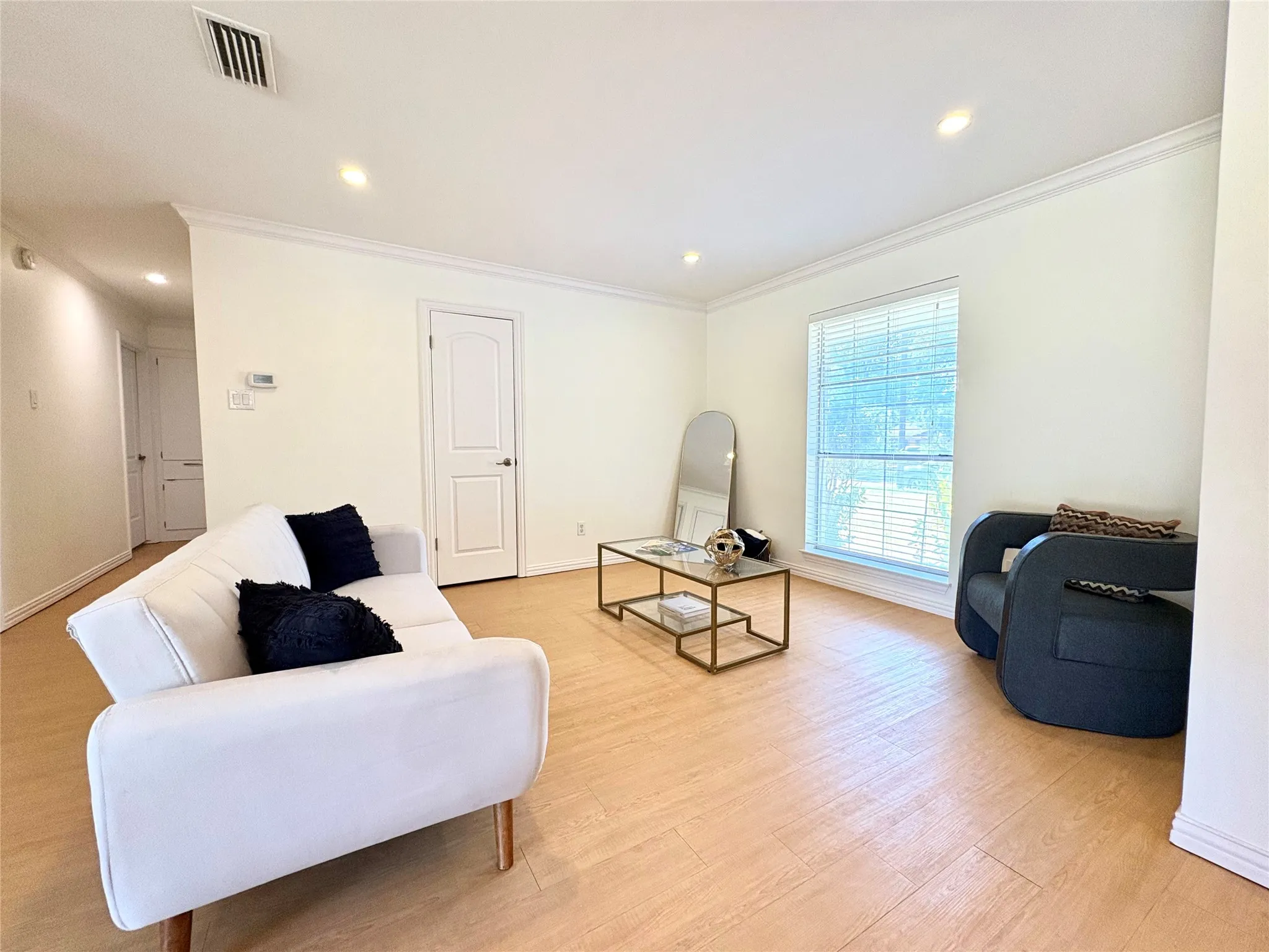 Single Family Residence For Sale in Dallas County , 601 Carpenter Drive, Garland, Texas 75040, 3 Bedroom, 2 Bathroom, 1 Garage spaces, 1,222 Sqft, built in 1966, mls#21339535, Real Estate Agent in Garland, Homes For Sale in Dallas county, Homes For Sale in Garland, Realtor in Garland Texas, Real Estate Brokerage Independent Realty Texas, Luminita Cordes Realtor