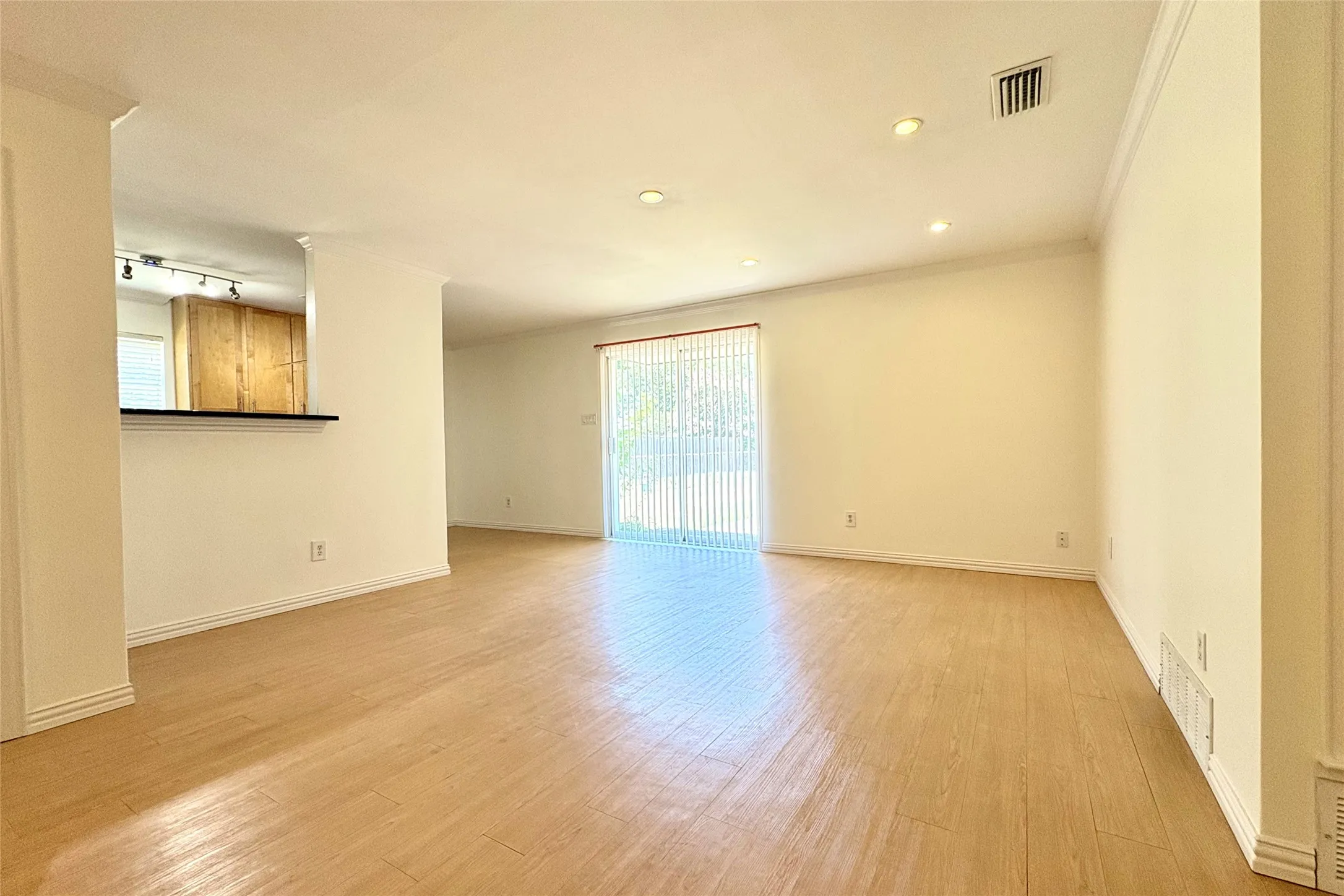 Single Family Residence For Sale in Dallas County , 601 Carpenter Drive, Garland, Texas 75040, 3 Bedroom, 2 Bathroom, 1 Garage spaces, 1,222 Sqft, built in 1966, mls#21339535, Real Estate Agent in Garland, Homes For Sale in Dallas county, Homes For Sale in Garland, Realtor in Garland Texas, Real Estate Brokerage Independent Realty Texas, Luminita Cordes Realtor