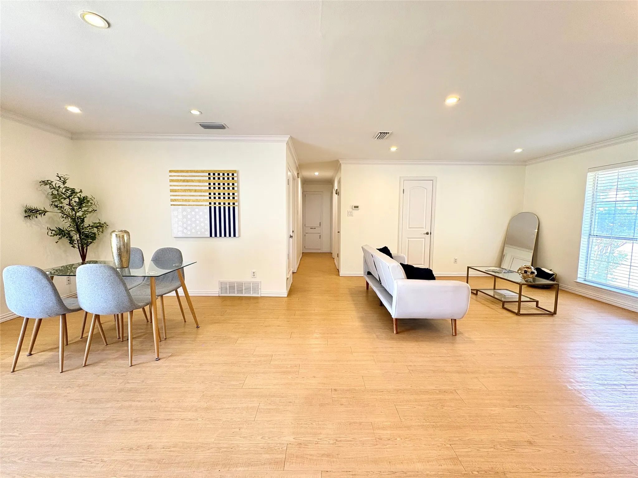 Single Family Residence For Sale in Dallas County , 601 Carpenter Drive, Garland, Texas 75040, 3 Bedroom, 2 Bathroom, 1 Garage spaces, 1,222 Sqft, built in 1966, mls#21339535, Real Estate Agent in Garland, Homes For Sale in Dallas county, Homes For Sale in Garland, Realtor in Garland Texas, Real Estate Brokerage Independent Realty Texas, Luminita Cordes Realtor