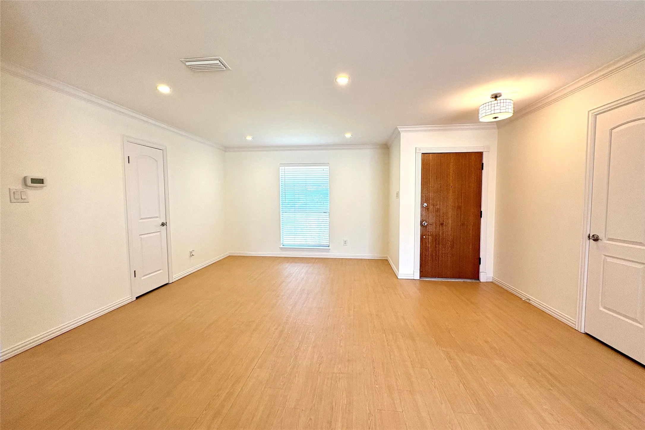 Single Family Residence For Sale in Dallas County , 601 Carpenter Drive, Garland, Texas 75040, 3 Bedroom, 2 Bathroom, 1 Garage spaces, 1,222 Sqft, built in 1966, mls#21339535, Real Estate Agent in Garland, Homes For Sale in Dallas county, Homes For Sale in Garland, Realtor in Garland Texas, Real Estate Brokerage Independent Realty Texas, Luminita Cordes Realtor
