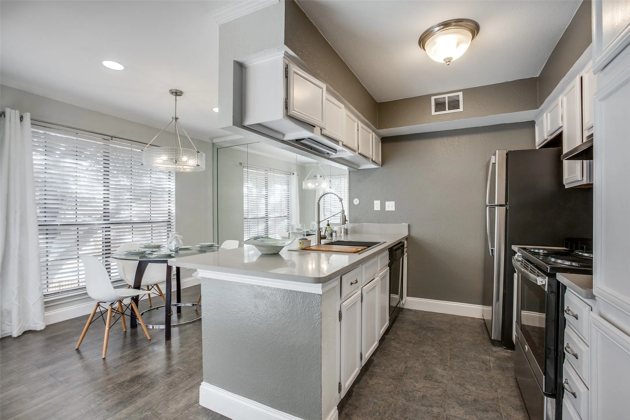 Condominium For Rent in Dallas County , 16301 Ledgemont Lane 202, Addison, Texas 75001, 1 Bedroom, 1 Bathroom, Garage spaces, 739 Sqft, built in 1982, mls#21338003, Real Estate Agent in Addison, Homes For Rent in Dallas county, Homes For Rent in Addison, Realtor in Addison Texas, Real Estate Brokerage Independent Realty Texas, Luminita Cordes Realtor
