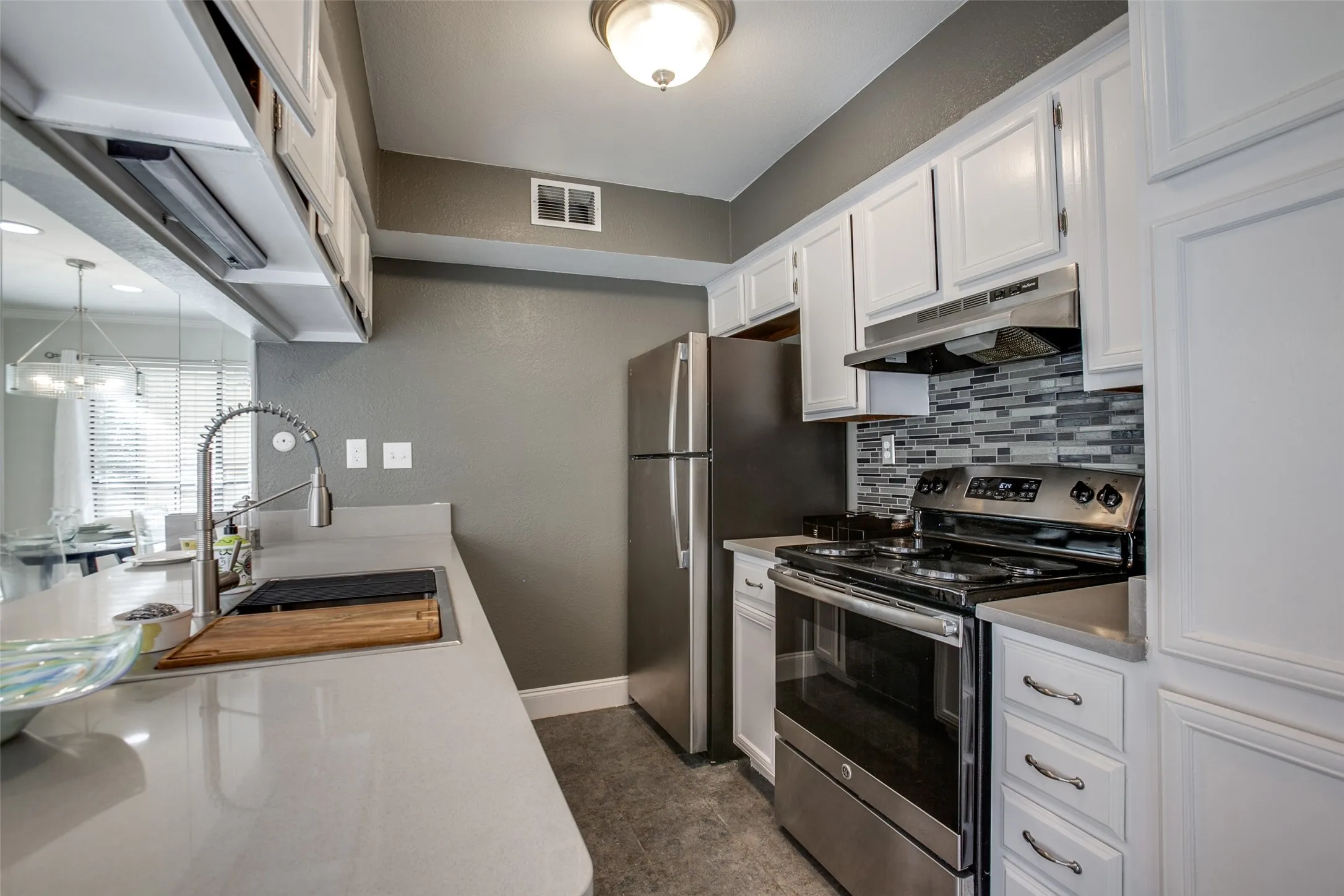 Condominium For Rent in Dallas County , 16301 Ledgemont Lane 202, Addison, Texas 75001, 1 Bedroom, 1 Bathroom, Garage spaces, 739 Sqft, built in 1982, mls#21338003, Real Estate Agent in Addison, Homes For Rent in Dallas county, Homes For Rent in Addison, Realtor in Addison Texas, Real Estate Brokerage Independent Realty Texas, Luminita Cordes Realtor