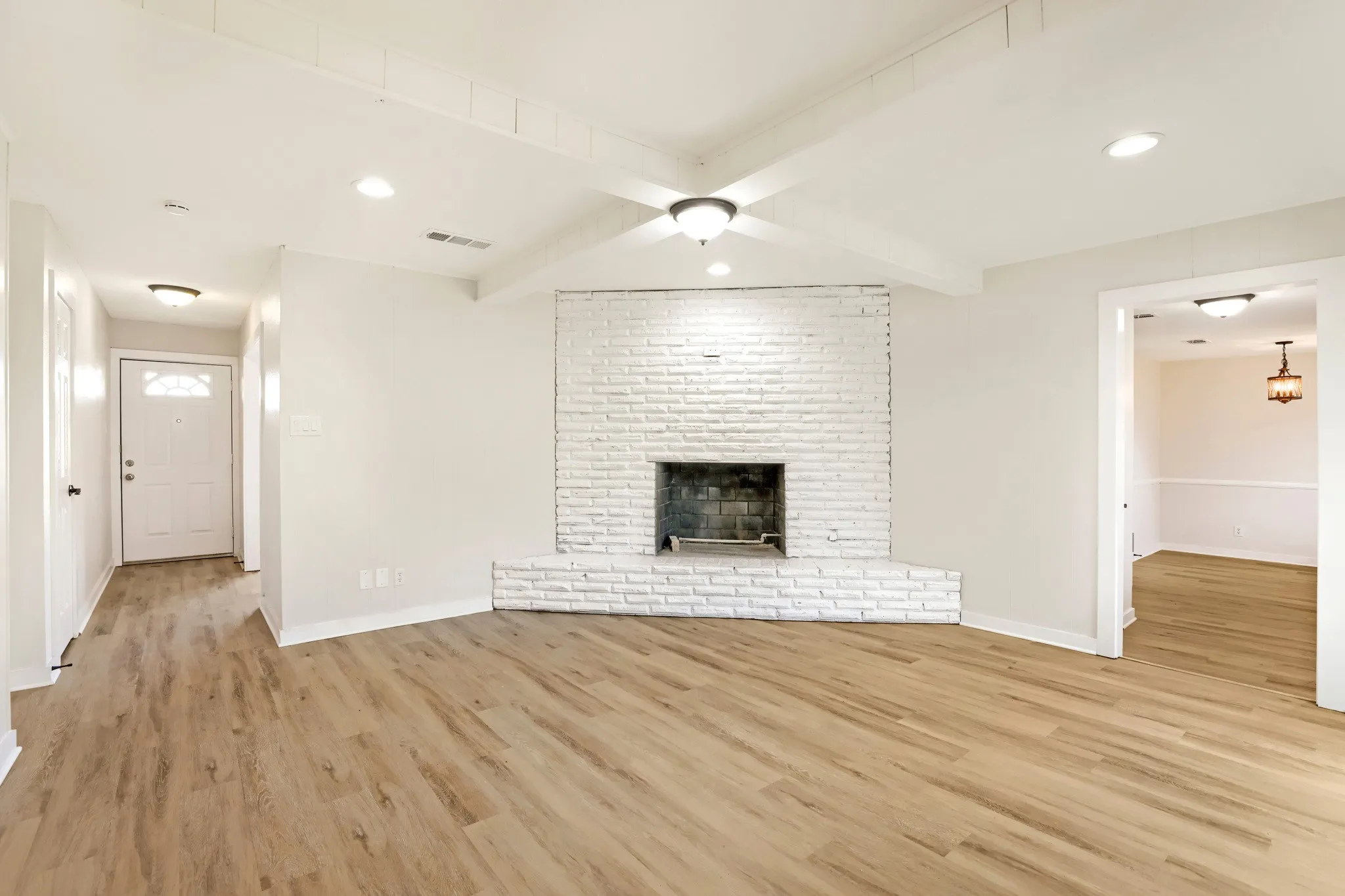 Single Family Residence For Sale in Tarrant County , 821 Oakwood Avenue, Hurst, Texas 76053, 3 Bedroom, 2 Bathroom, 2 Garage spaces, 1,636 Sqft, built in 1964, mls#21337482, Real Estate Agent in Hurst, Homes For Sale in Tarrant county, Homes For Sale in Hurst, Realtor in Hurst Texas, Real Estate Brokerage Independent Realty Texas, Luminita Cordes Realtor