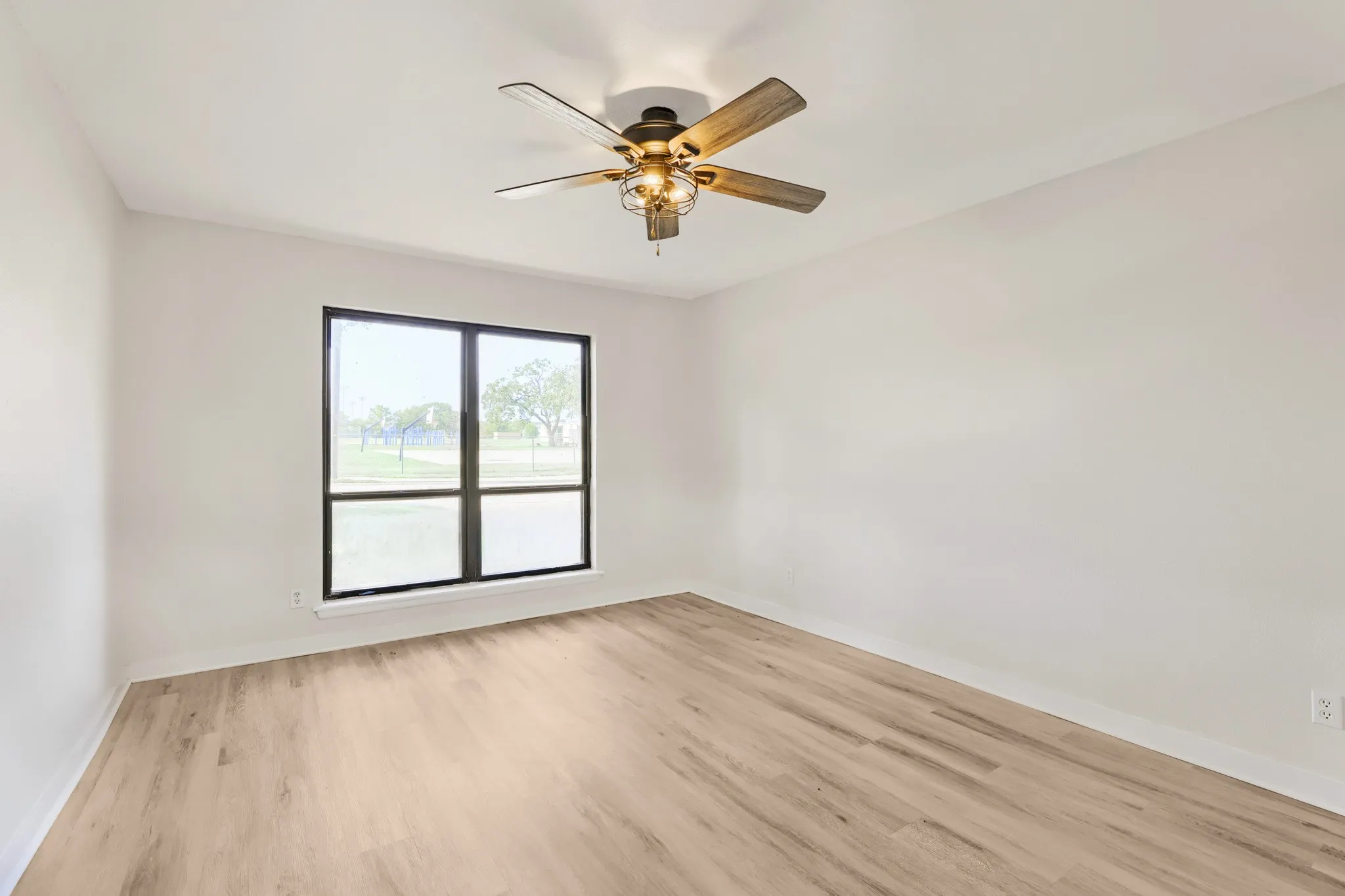 Single Family Residence For Sale in Tarrant County , 821 Oakwood Avenue, Hurst, Texas 76053, 3 Bedroom, 2 Bathroom, 2 Garage spaces, 1,636 Sqft, built in 1964, mls#21337482, Real Estate Agent in Hurst, Homes For Sale in Tarrant county, Homes For Sale in Hurst, Realtor in Hurst Texas, Real Estate Brokerage Independent Realty Texas, Luminita Cordes Realtor