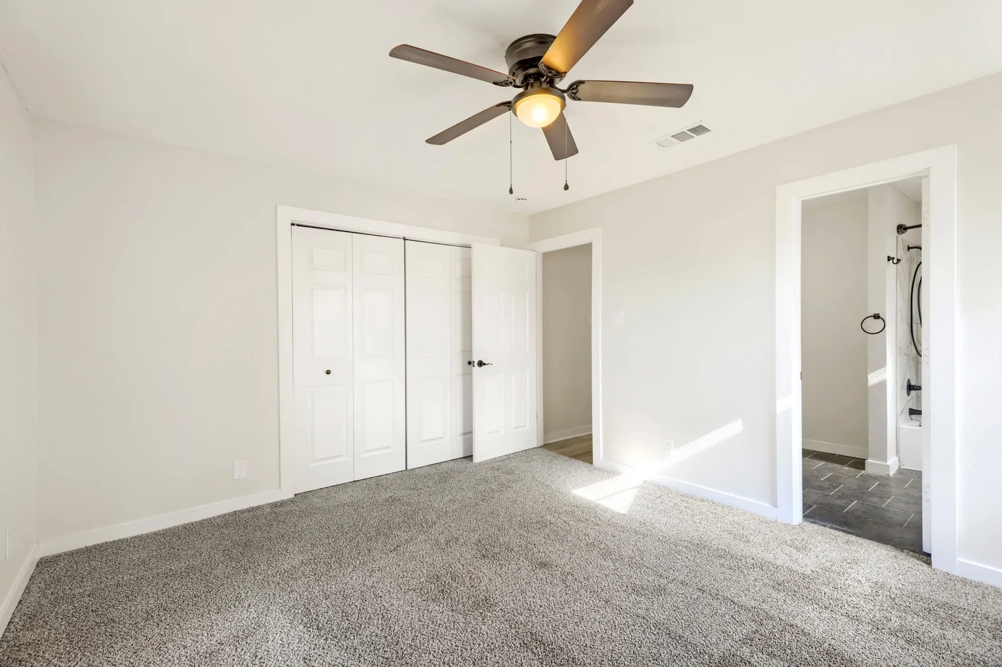 Single Family Residence For Sale in Tarrant County , 821 Oakwood Avenue, Hurst, Texas 76053, 3 Bedroom, 2 Bathroom, 2 Garage spaces, 1,636 Sqft, built in 1964, mls#21337482, Real Estate Agent in Hurst, Homes For Sale in Tarrant county, Homes For Sale in Hurst, Realtor in Hurst Texas, Real Estate Brokerage Independent Realty Texas, Luminita Cordes Realtor