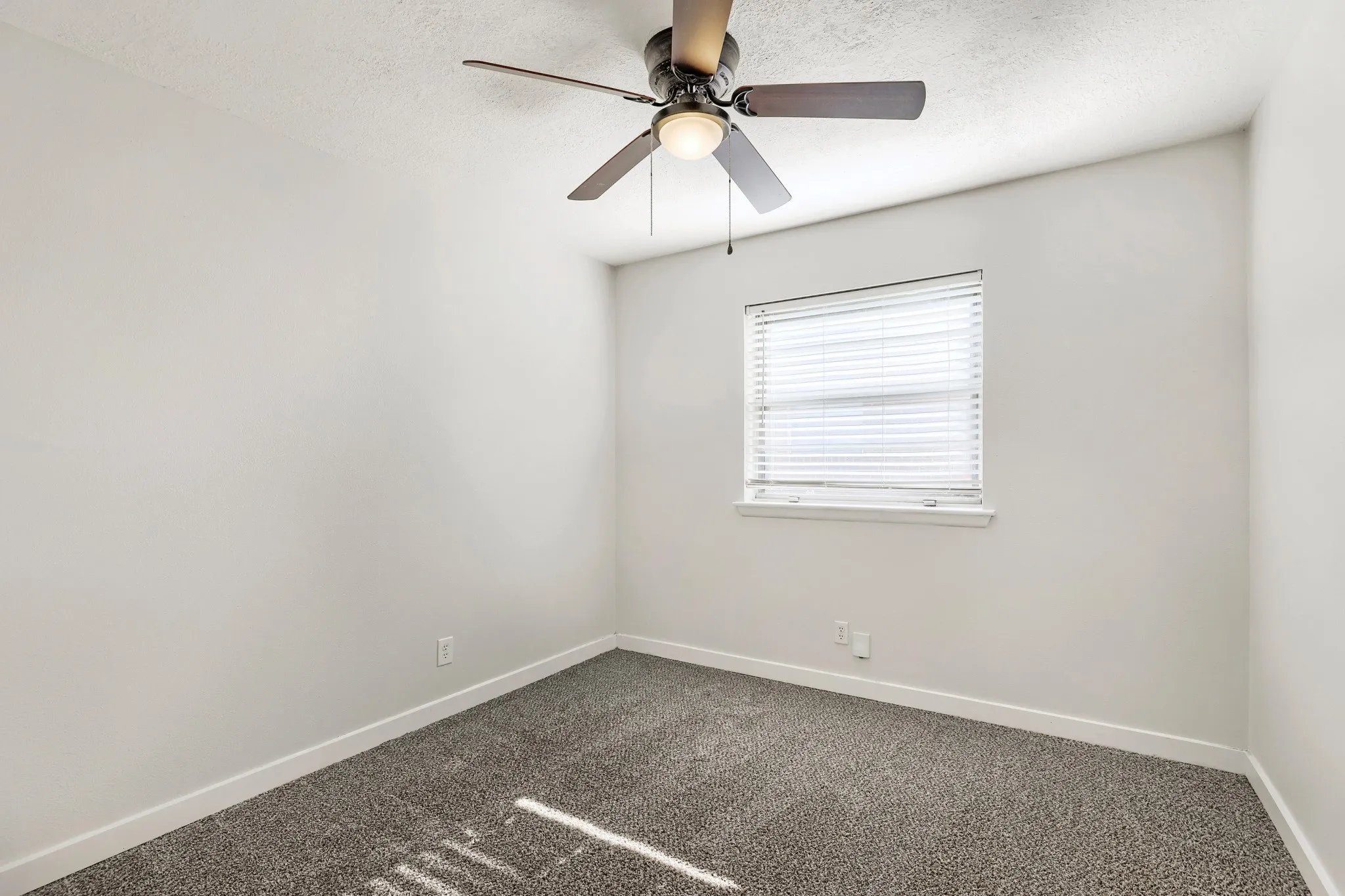 Single Family Residence For Sale in Tarrant County , 821 Oakwood Avenue, Hurst, Texas 76053, 3 Bedroom, 2 Bathroom, 2 Garage spaces, 1,636 Sqft, built in 1964, mls#21337482, Real Estate Agent in Hurst, Homes For Sale in Tarrant county, Homes For Sale in Hurst, Realtor in Hurst Texas, Real Estate Brokerage Independent Realty Texas, Luminita Cordes Realtor