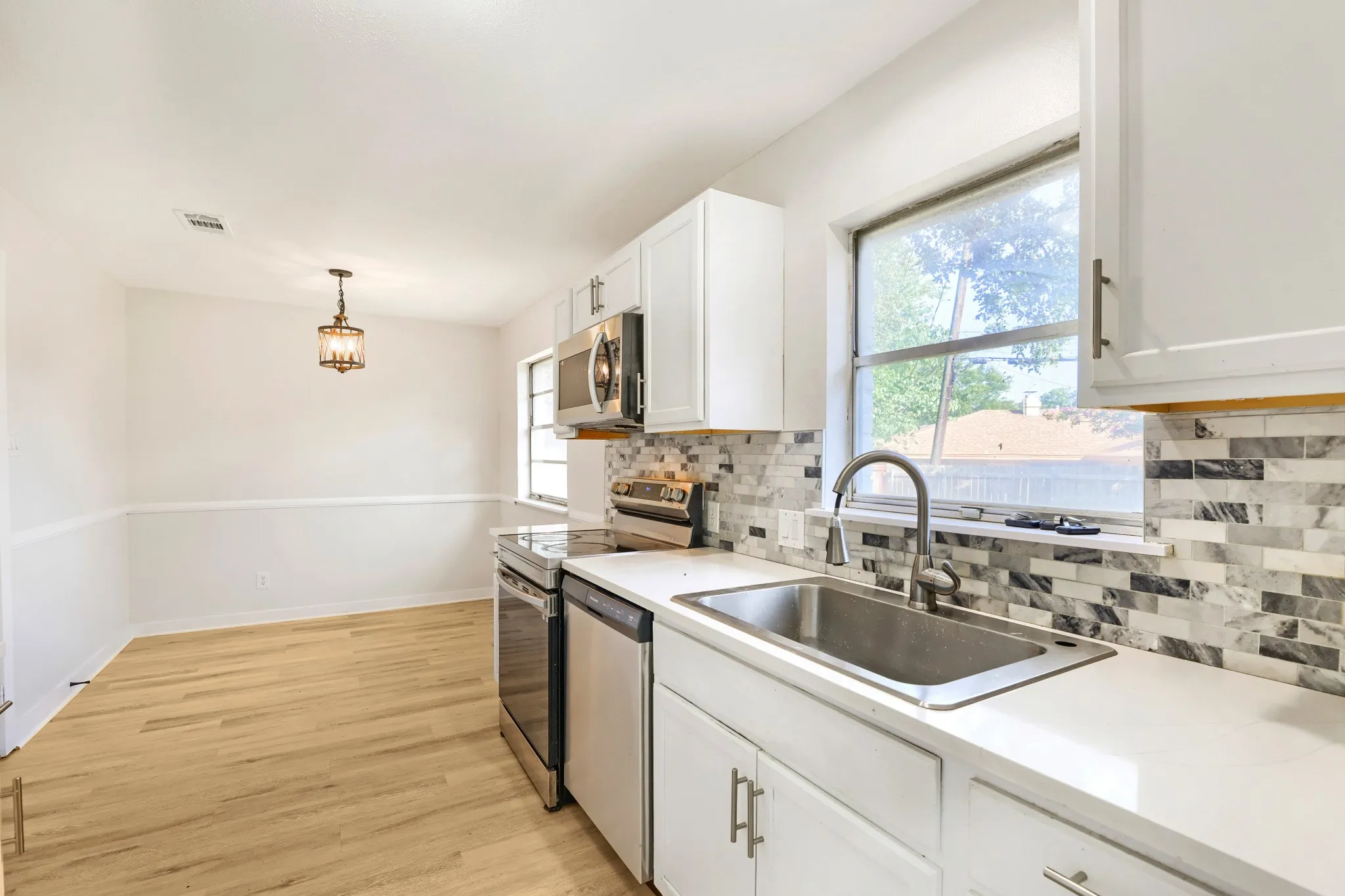 Single Family Residence For Sale in Tarrant County , 821 Oakwood Avenue, Hurst, Texas 76053, 3 Bedroom, 2 Bathroom, 2 Garage spaces, 1,636 Sqft, built in 1964, mls#21337482, Real Estate Agent in Hurst, Homes For Sale in Tarrant county, Homes For Sale in Hurst, Realtor in Hurst Texas, Real Estate Brokerage Independent Realty Texas, Luminita Cordes Realtor