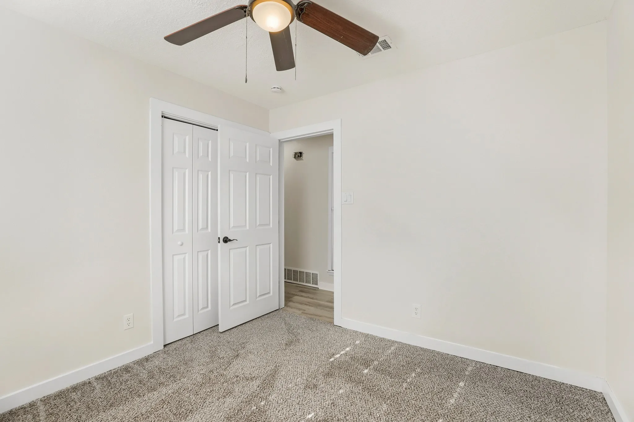 Single Family Residence For Sale in Tarrant County , 821 Oakwood Avenue, Hurst, Texas 76053, 3 Bedroom, 2 Bathroom, 2 Garage spaces, 1,636 Sqft, built in 1964, mls#21337482, Real Estate Agent in Hurst, Homes For Sale in Tarrant county, Homes For Sale in Hurst, Realtor in Hurst Texas, Real Estate Brokerage Independent Realty Texas, Luminita Cordes Realtor