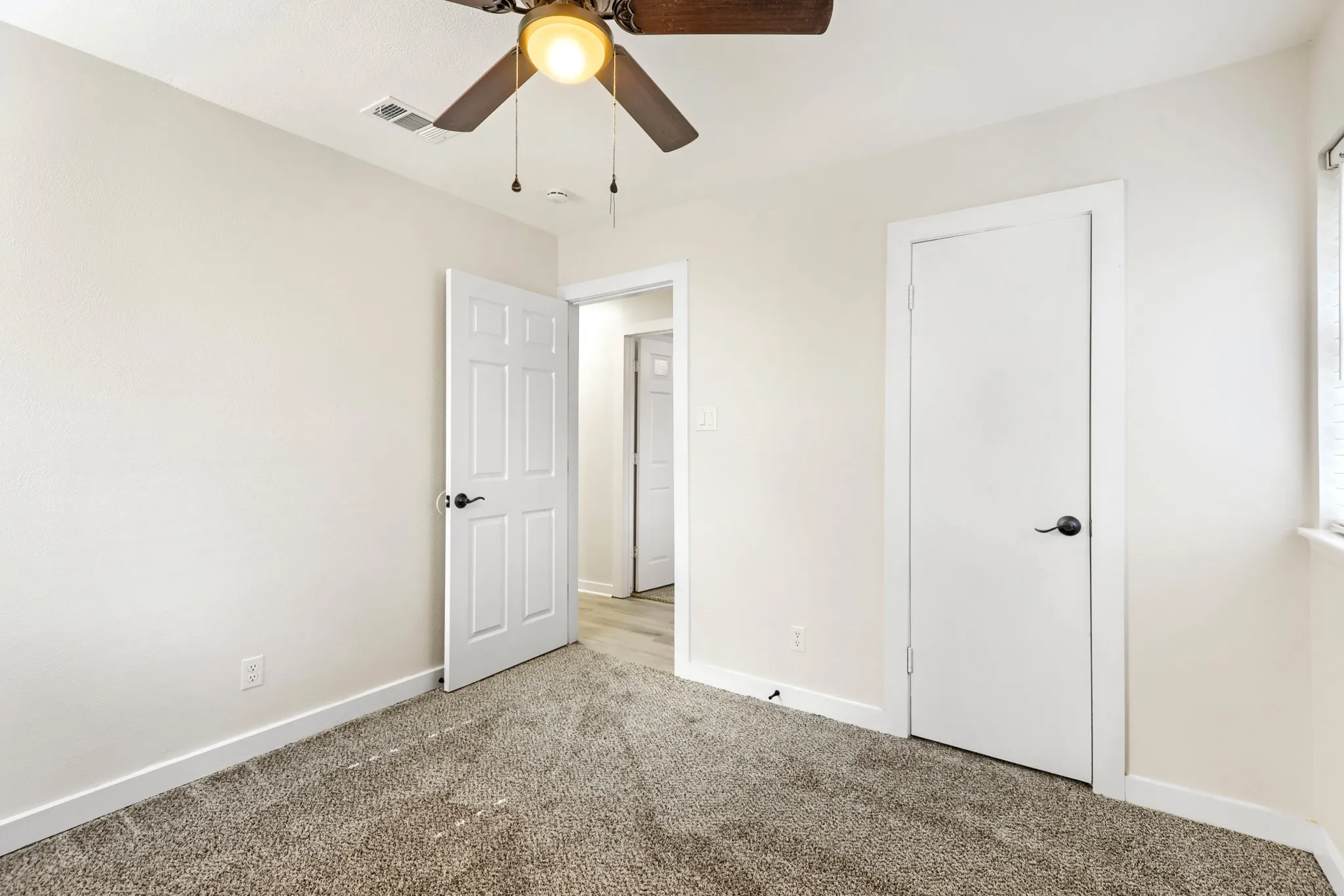Single Family Residence For Sale in Tarrant County , 821 Oakwood Avenue, Hurst, Texas 76053, 3 Bedroom, 2 Bathroom, 2 Garage spaces, 1,636 Sqft, built in 1964, mls#21337482, Real Estate Agent in Hurst, Homes For Sale in Tarrant county, Homes For Sale in Hurst, Realtor in Hurst Texas, Real Estate Brokerage Independent Realty Texas, Luminita Cordes Realtor