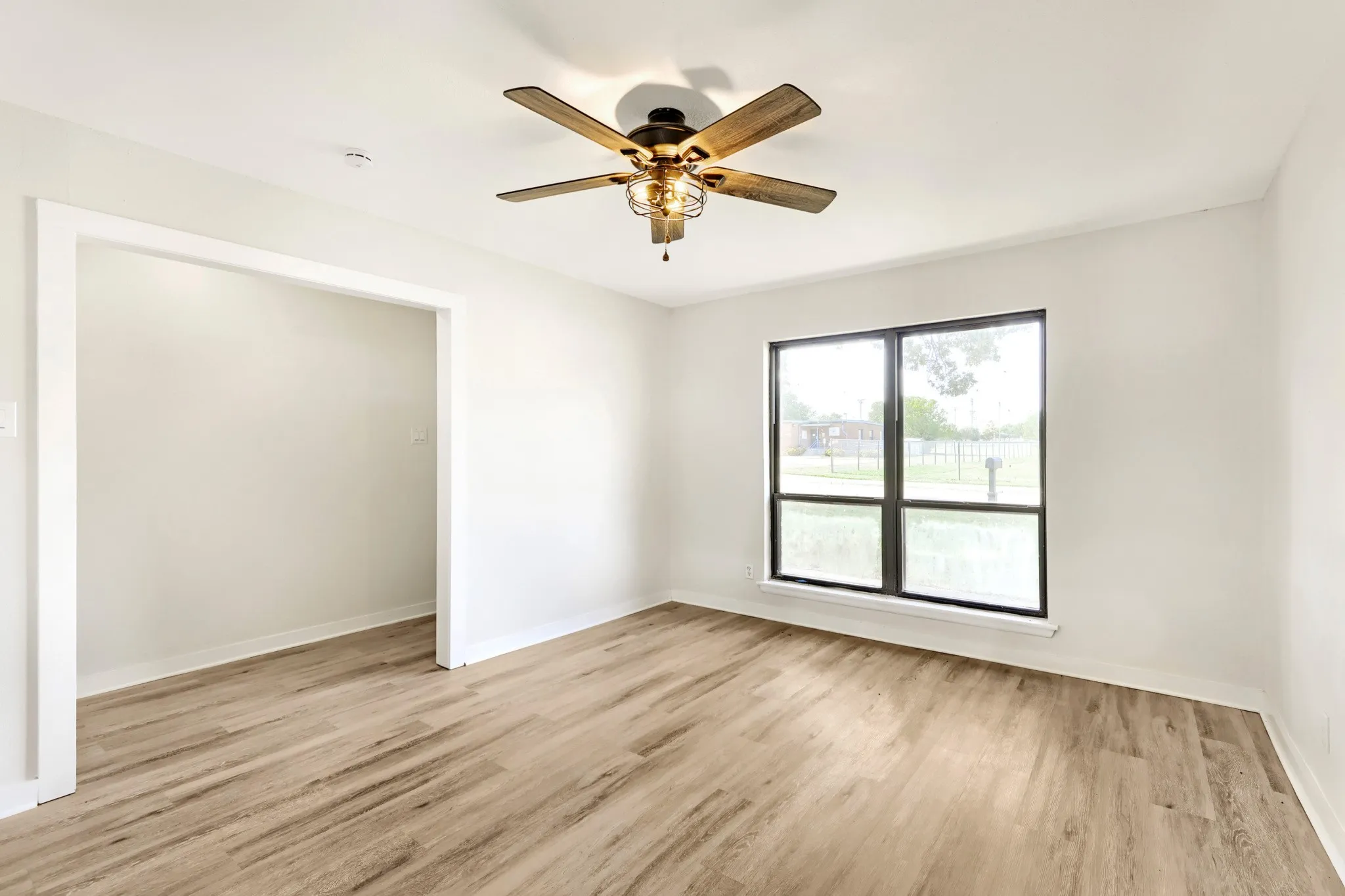 Single Family Residence For Sale in Tarrant County , 821 Oakwood Avenue, Hurst, Texas 76053, 3 Bedroom, 2 Bathroom, 2 Garage spaces, 1,636 Sqft, built in 1964, mls#21337482, Real Estate Agent in Hurst, Homes For Sale in Tarrant county, Homes For Sale in Hurst, Realtor in Hurst Texas, Real Estate Brokerage Independent Realty Texas, Luminita Cordes Realtor