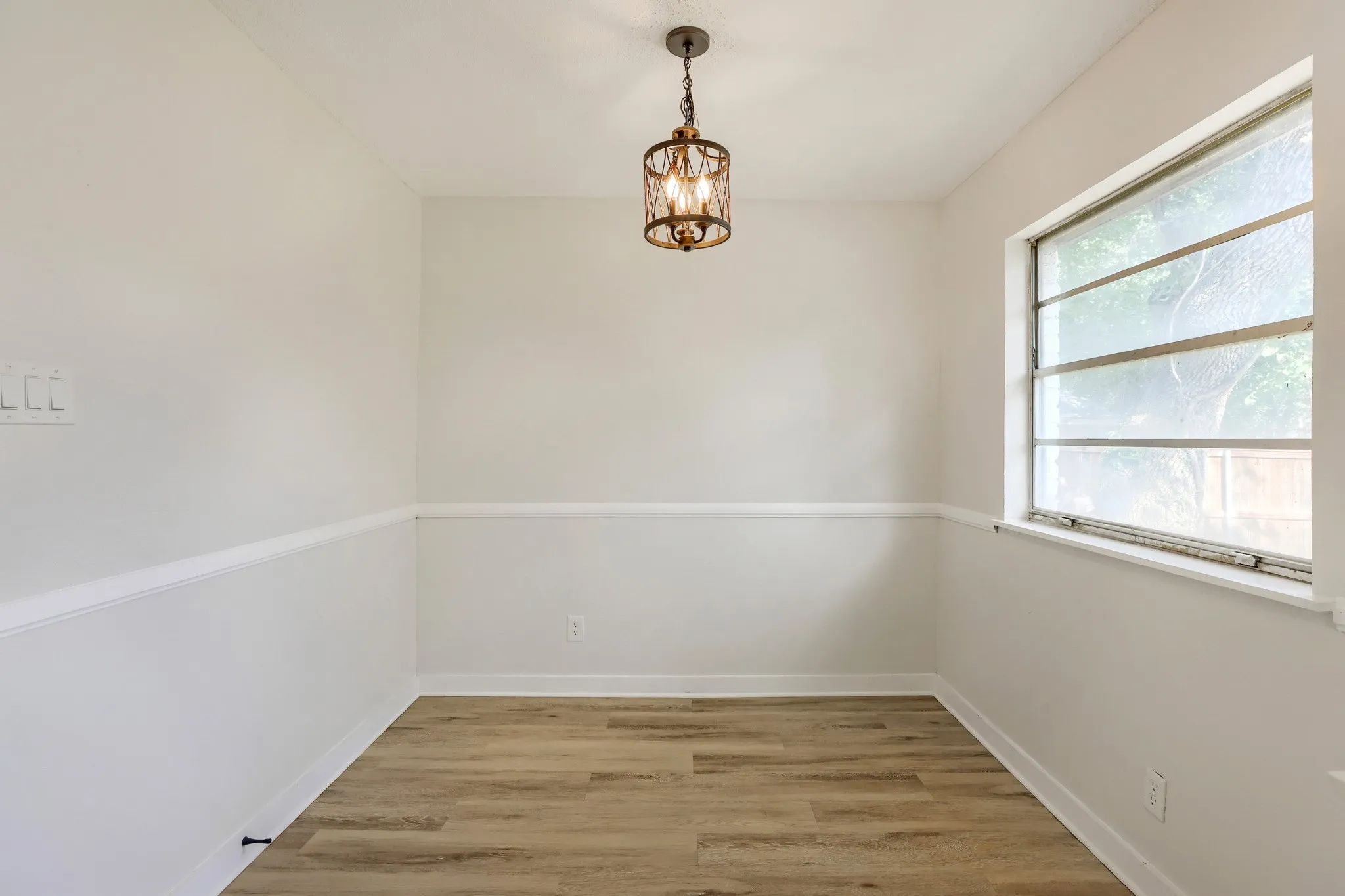 Single Family Residence For Sale in Tarrant County , 821 Oakwood Avenue, Hurst, Texas 76053, 3 Bedroom, 2 Bathroom, 2 Garage spaces, 1,636 Sqft, built in 1964, mls#21337482, Real Estate Agent in Hurst, Homes For Sale in Tarrant county, Homes For Sale in Hurst, Realtor in Hurst Texas, Real Estate Brokerage Independent Realty Texas, Luminita Cordes Realtor
