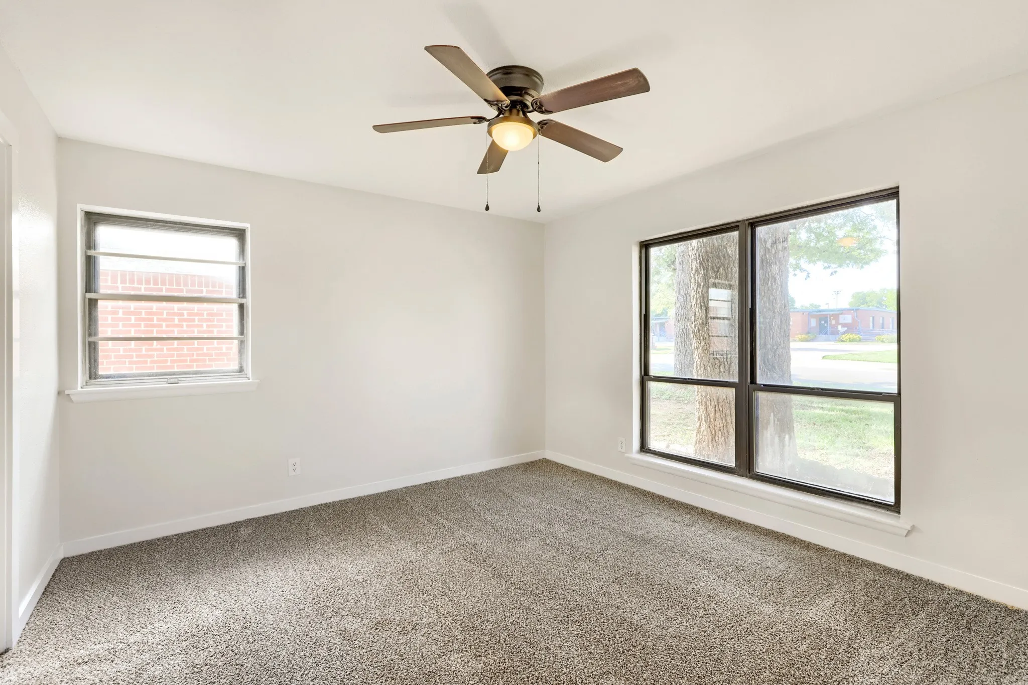 Single Family Residence For Sale in Tarrant County , 821 Oakwood Avenue, Hurst, Texas 76053, 3 Bedroom, 2 Bathroom, 2 Garage spaces, 1,636 Sqft, built in 1964, mls#21337482, Real Estate Agent in Hurst, Homes For Sale in Tarrant county, Homes For Sale in Hurst, Realtor in Hurst Texas, Real Estate Brokerage Independent Realty Texas, Luminita Cordes Realtor