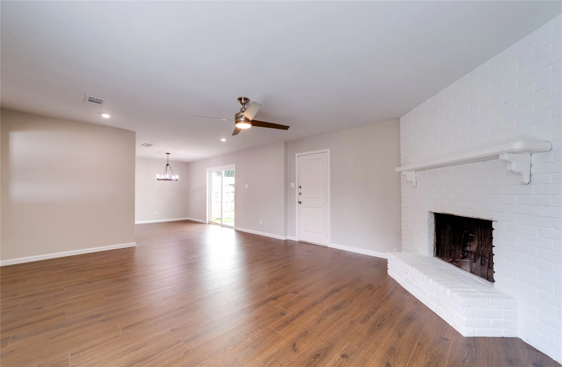 Duplex For Rent in Tarrant County , 6824 Trail Lake Drive 6826, Fort Worth, Texas 76133, 2 Bedroom, 2 Bathroom, 1 Garage spaces, 2,586 Sqft, built in 1978, mls#21340071, Real Estate Agent in Fort Worth, Homes For Rent in Tarrant county, Homes For Rent in Fort Worth, Realtor in Fort Worth Texas, Real Estate Brokerage Independent Realty Texas, Luminita Cordes Realtor