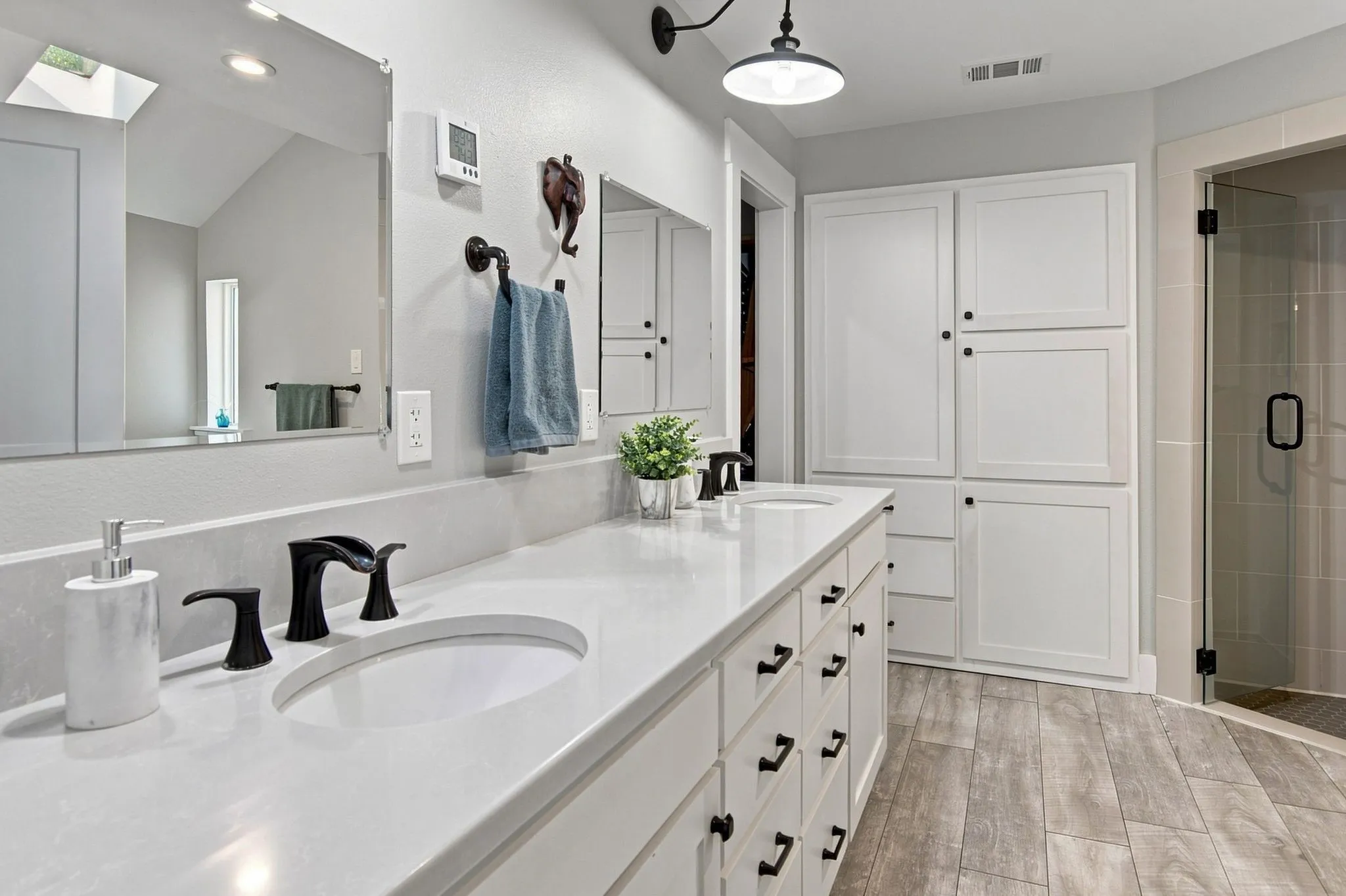 Single Family Residence For Sale in Tarrant County , 800 Ledara Lane, Keller, Texas 76248, 4 Bedroom, 2 Bathroom, 4 Garage spaces, 2,227 Sqft, built in 1982, mls#21338306, Real Estate Agent in Keller, Homes For Sale in Tarrant county, Homes For Sale in Keller, Realtor in Keller Texas, Real Estate Brokerage Independent Realty Texas, Luminita Cordes Realtor