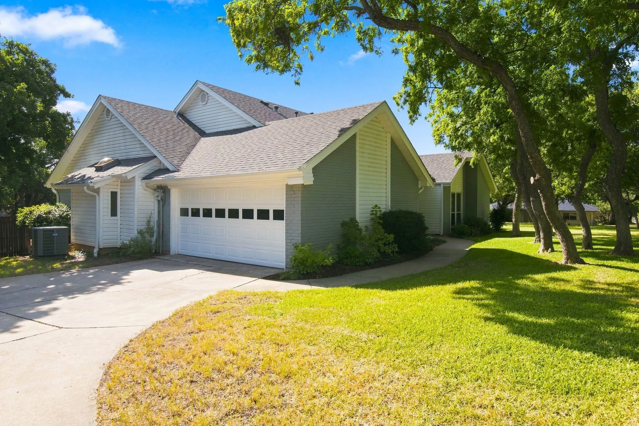 Single Family Residence For Sale in Tarrant County , 800 Ledara Lane, Keller, Texas 76248, 4 Bedroom, 2 Bathroom, 4 Garage spaces, 2,227 Sqft, built in 1982, mls#21338306, Real Estate Agent in Keller, Homes For Sale in Tarrant county, Homes For Sale in Keller, Realtor in Keller Texas, Real Estate Brokerage Independent Realty Texas, Luminita Cordes Realtor