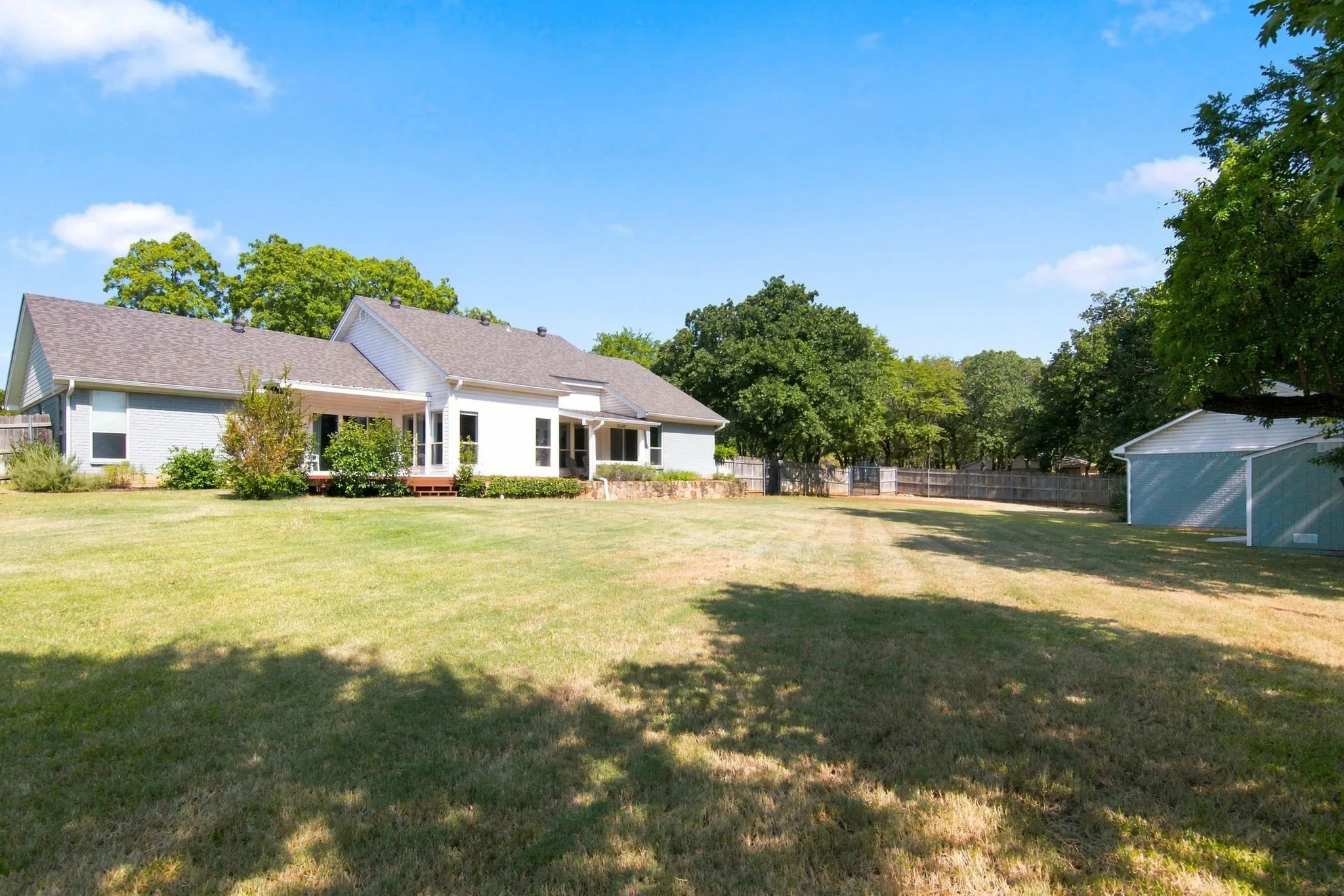 Single Family Residence For Sale in Tarrant County , 800 Ledara Lane, Keller, Texas 76248, 4 Bedroom, 2 Bathroom, 4 Garage spaces, 2,227 Sqft, built in 1982, mls#21338306, Real Estate Agent in Keller, Homes For Sale in Tarrant county, Homes For Sale in Keller, Realtor in Keller Texas, Real Estate Brokerage Independent Realty Texas, Luminita Cordes Realtor