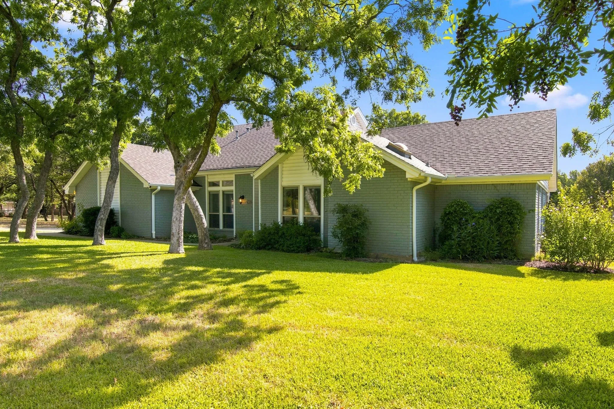 Single Family Residence For Sale in Tarrant County , 800 Ledara Lane, Keller, Texas 76248, 4 Bedroom, 2 Bathroom, 4 Garage spaces, 2,227 Sqft, built in 1982, mls#21338306, Real Estate Agent in Keller, Homes For Sale in Tarrant county, Homes For Sale in Keller, Realtor in Keller Texas, Real Estate Brokerage Independent Realty Texas, Luminita Cordes Realtor