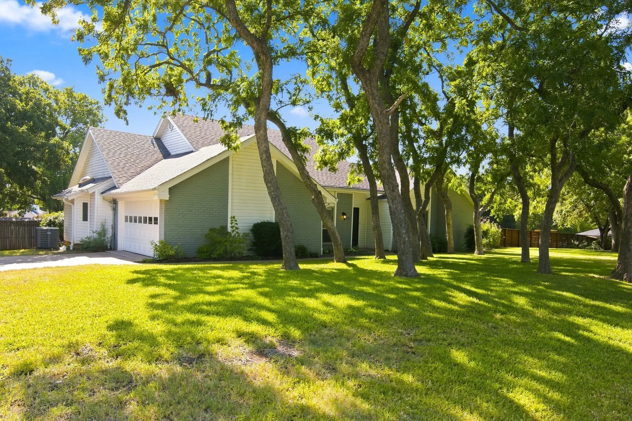 Single Family Residence For Sale in Tarrant County , 800 Ledara Lane, Keller, Texas 76248, 4 Bedroom, 2 Bathroom, 4 Garage spaces, 2,227 Sqft, built in 1982, mls#21338306, Real Estate Agent in Keller, Homes For Sale in Tarrant county, Homes For Sale in Keller, Realtor in Keller Texas, Real Estate Brokerage Independent Realty Texas, Luminita Cordes Realtor