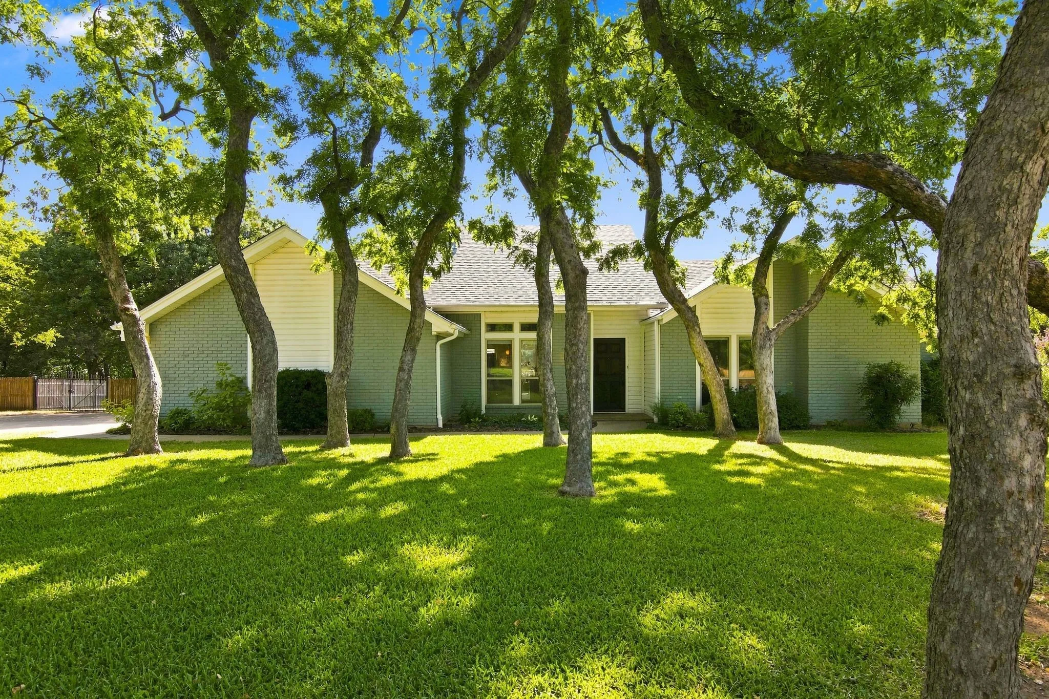 Single Family Residence For Sale in Tarrant County , 800 Ledara Lane, Keller, Texas 76248, 4 Bedroom, 2 Bathroom, 4 Garage spaces, 2,227 Sqft, built in 1982, mls#21338306, Real Estate Agent in Keller, Homes For Sale in Tarrant county, Homes For Sale in Keller, Realtor in Keller Texas, Real Estate Brokerage Independent Realty Texas, Luminita Cordes Realtor