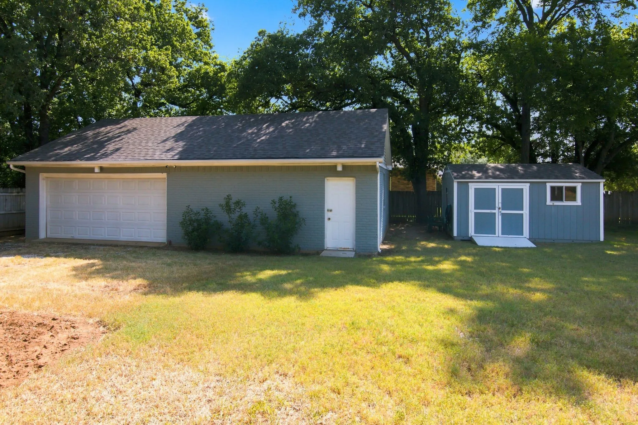Single Family Residence For Sale in Tarrant County , 800 Ledara Lane, Keller, Texas 76248, 4 Bedroom, 2 Bathroom, 4 Garage spaces, 2,227 Sqft, built in 1982, mls#21338306, Real Estate Agent in Keller, Homes For Sale in Tarrant county, Homes For Sale in Keller, Realtor in Keller Texas, Real Estate Brokerage Independent Realty Texas, Luminita Cordes Realtor