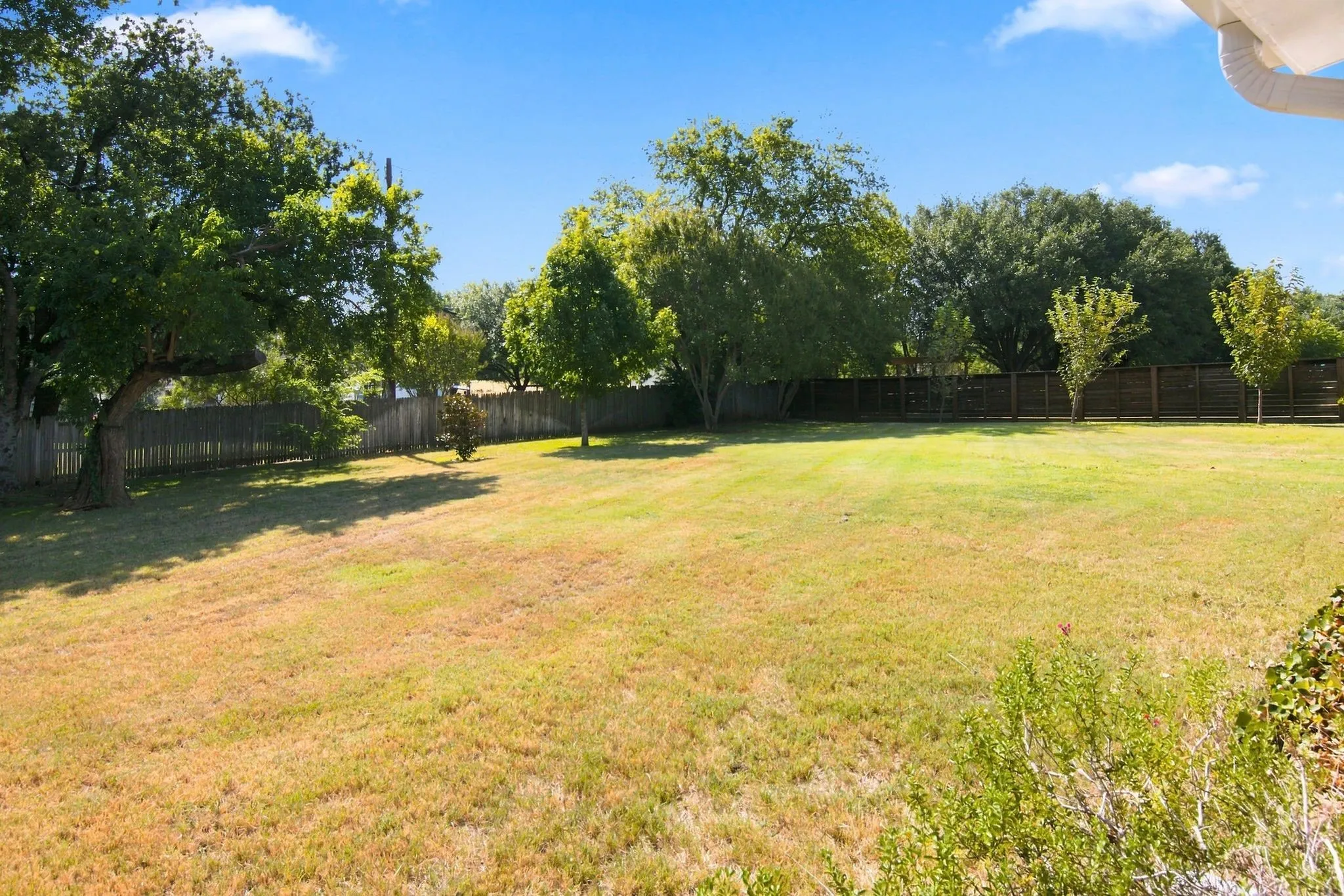 Single Family Residence For Sale in Tarrant County , 800 Ledara Lane, Keller, Texas 76248, 4 Bedroom, 2 Bathroom, 4 Garage spaces, 2,227 Sqft, built in 1982, mls#21338306, Real Estate Agent in Keller, Homes For Sale in Tarrant county, Homes For Sale in Keller, Realtor in Keller Texas, Real Estate Brokerage Independent Realty Texas, Luminita Cordes Realtor