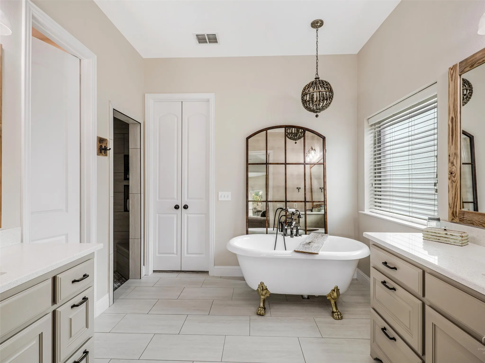 Single Family Residence For Sale in Collin County , 11936 Gladstone Court, Frisco, Texas 75035, 5 Bedroom, 4 Bathroom, 3 Garage spaces, 3,932 Sqft, built in 2012, mls#21330089, Real Estate Agent in Frisco, Homes For Sale in Collin county, Homes For Sale in Frisco, Realtor in Frisco Texas, Real Estate Brokerage Independent Realty Texas, Luminita Cordes Realtor