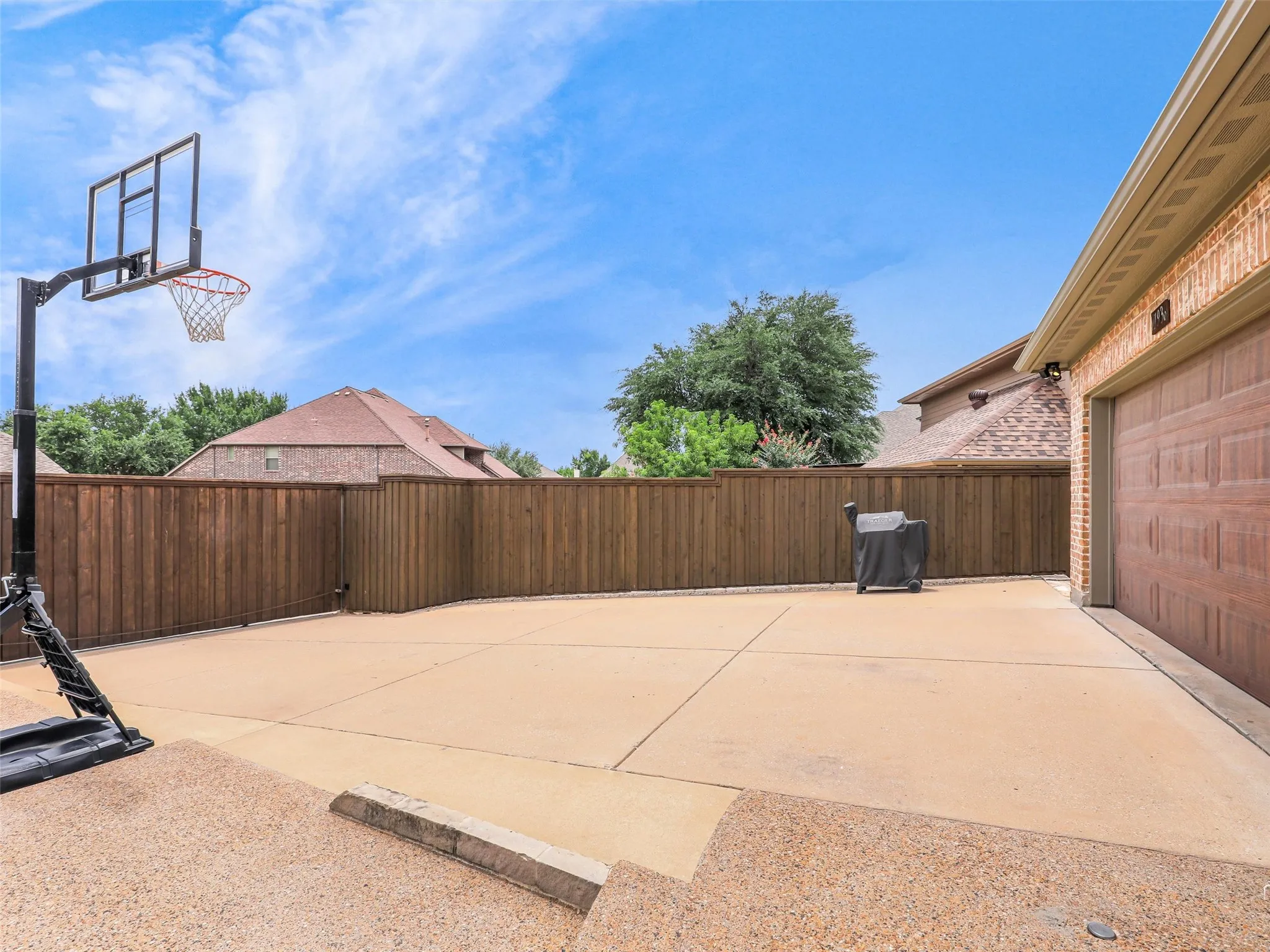 Gated driveway - perfect for a game of hoops!
