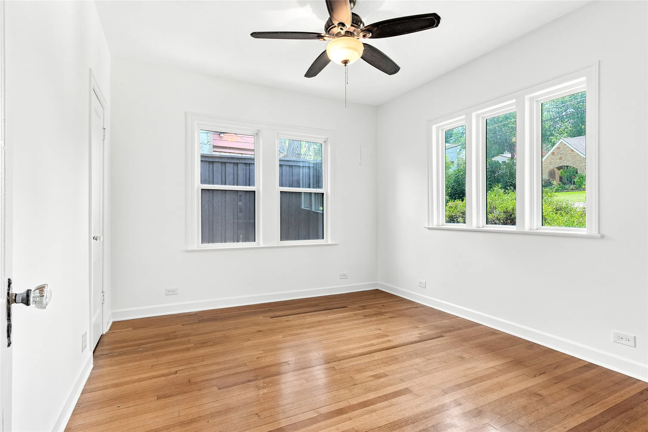 Single Family Residence For Sale in Dallas County , 5222 Bradford Drive, Dallas, Texas 75235, 3 Bedroom, 2 Bathroom, Garage spaces, 1,584 Sqft, built in 1929, mls#21340040, Real Estate Agent in Dallas, Homes For Sale in Dallas county, Homes For Sale in Dallas, Realtor in Dallas Texas, Real Estate Brokerage Independent Realty Texas, Luminita Cordes Realtor