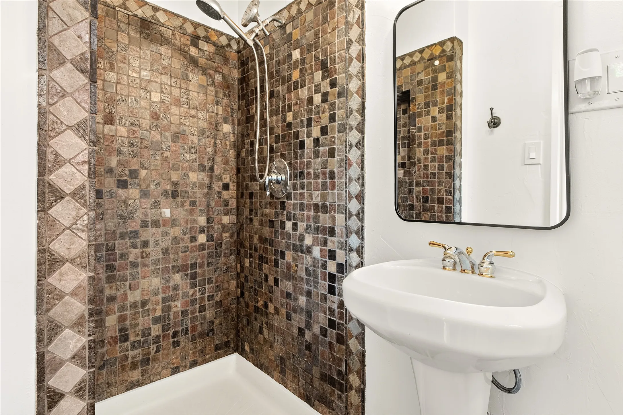 Single Family Residence For Sale in Dallas County , 5222 Bradford Drive, Dallas, Texas 75235, 3 Bedroom, 2 Bathroom, Garage spaces, 1,584 Sqft, built in 1929, mls#21340040, Real Estate Agent in Dallas, Homes For Sale in Dallas county, Homes For Sale in Dallas, Realtor in Dallas Texas, Real Estate Brokerage Independent Realty Texas, Luminita Cordes Realtor