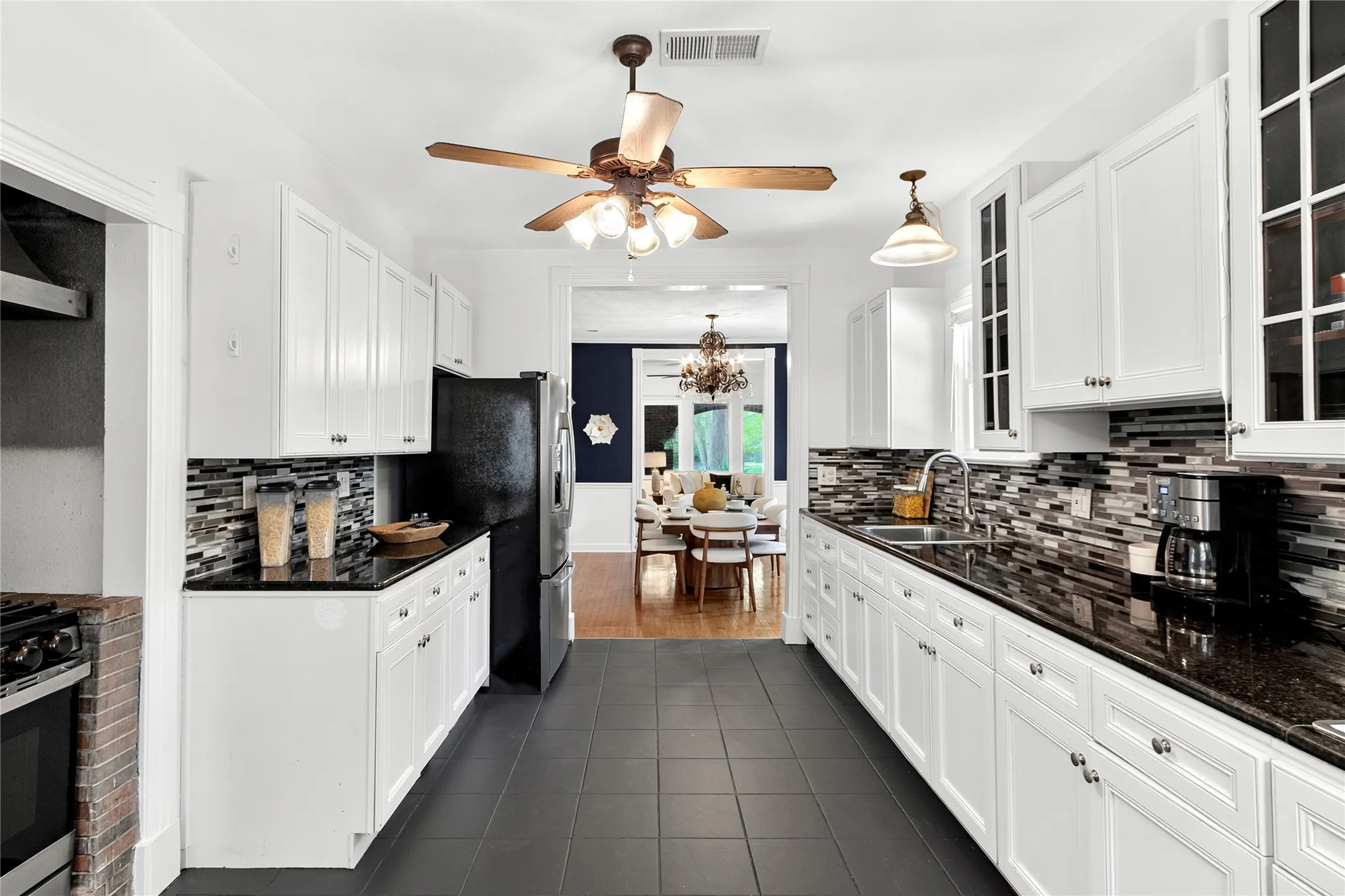 Single Family Residence For Sale in Dallas County , 5222 Bradford Drive, Dallas, Texas 75235, 3 Bedroom, 2 Bathroom, Garage spaces, 1,584 Sqft, built in 1929, mls#21340040, Real Estate Agent in Dallas, Homes For Sale in Dallas county, Homes For Sale in Dallas, Realtor in Dallas Texas, Real Estate Brokerage Independent Realty Texas, Luminita Cordes Realtor