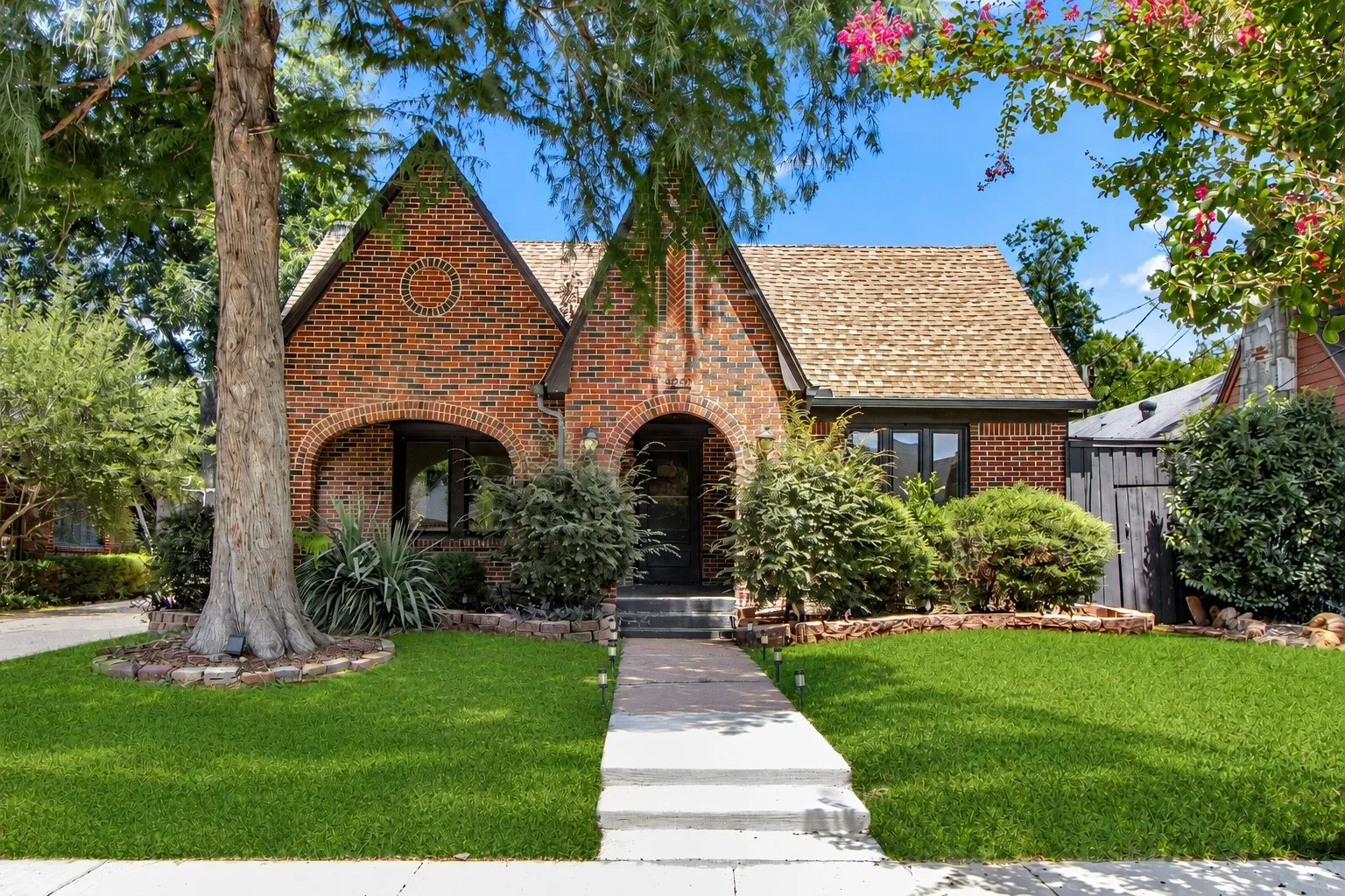 Single Family Residence For Sale in Dallas County , 5222 Bradford Drive, Dallas, Texas 75235, 3 Bedroom, 2 Bathroom, Garage spaces, 1,584 Sqft, built in 1929, mls#21340040, Real Estate Agent in Dallas, Homes For Sale in Dallas county, Homes For Sale in Dallas, Realtor in Dallas Texas, Real Estate Brokerage Independent Realty Texas, Luminita Cordes Realtor