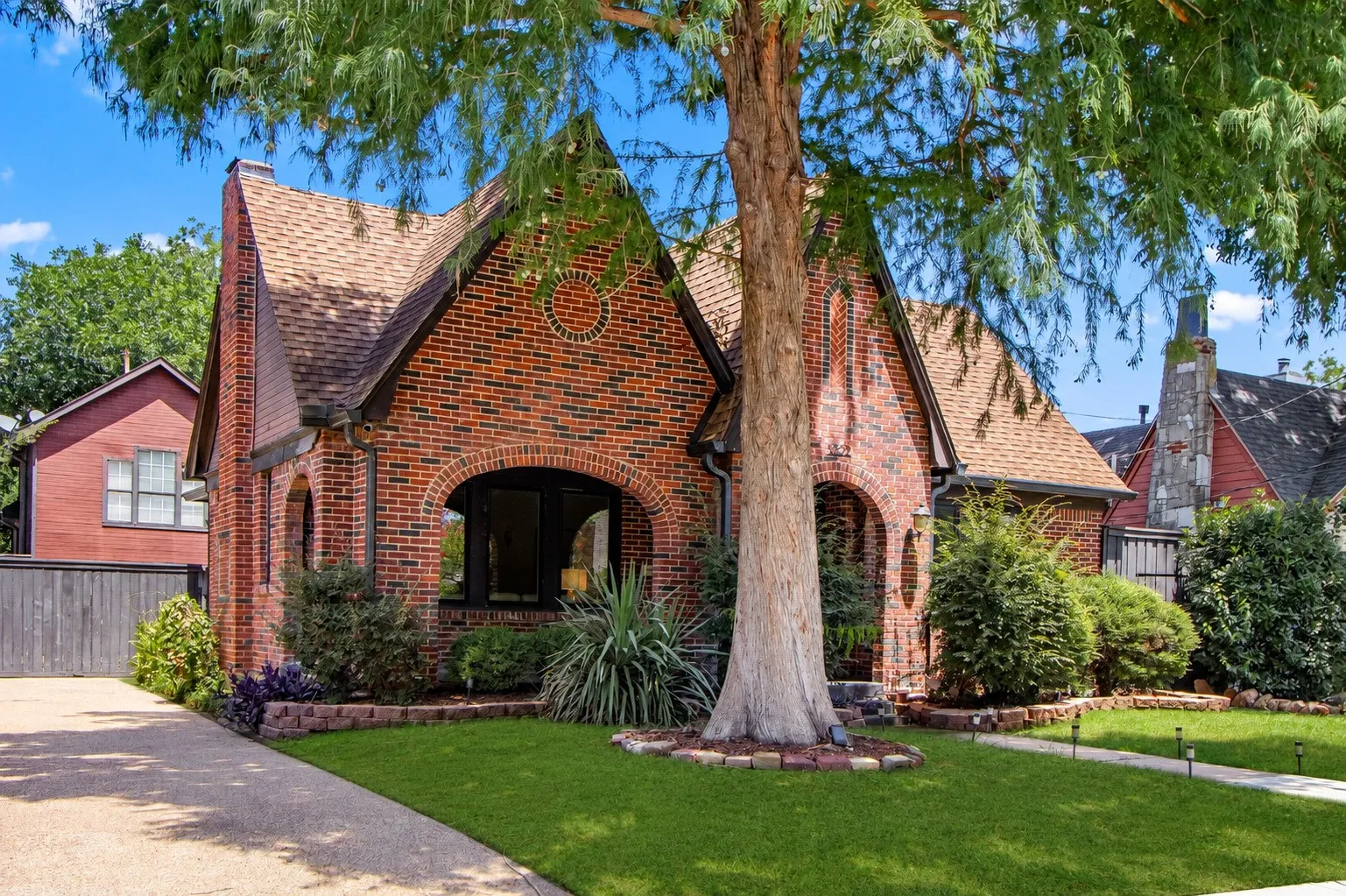 Single Family Residence For Sale in Dallas County , 5222 Bradford Drive, Dallas, Texas 75235, 3 Bedroom, 2 Bathroom, Garage spaces, 1,584 Sqft, built in 1929, mls#21340040, Real Estate Agent in Dallas, Homes For Sale in Dallas county, Homes For Sale in Dallas, Realtor in Dallas Texas, Real Estate Brokerage Independent Realty Texas, Luminita Cordes Realtor