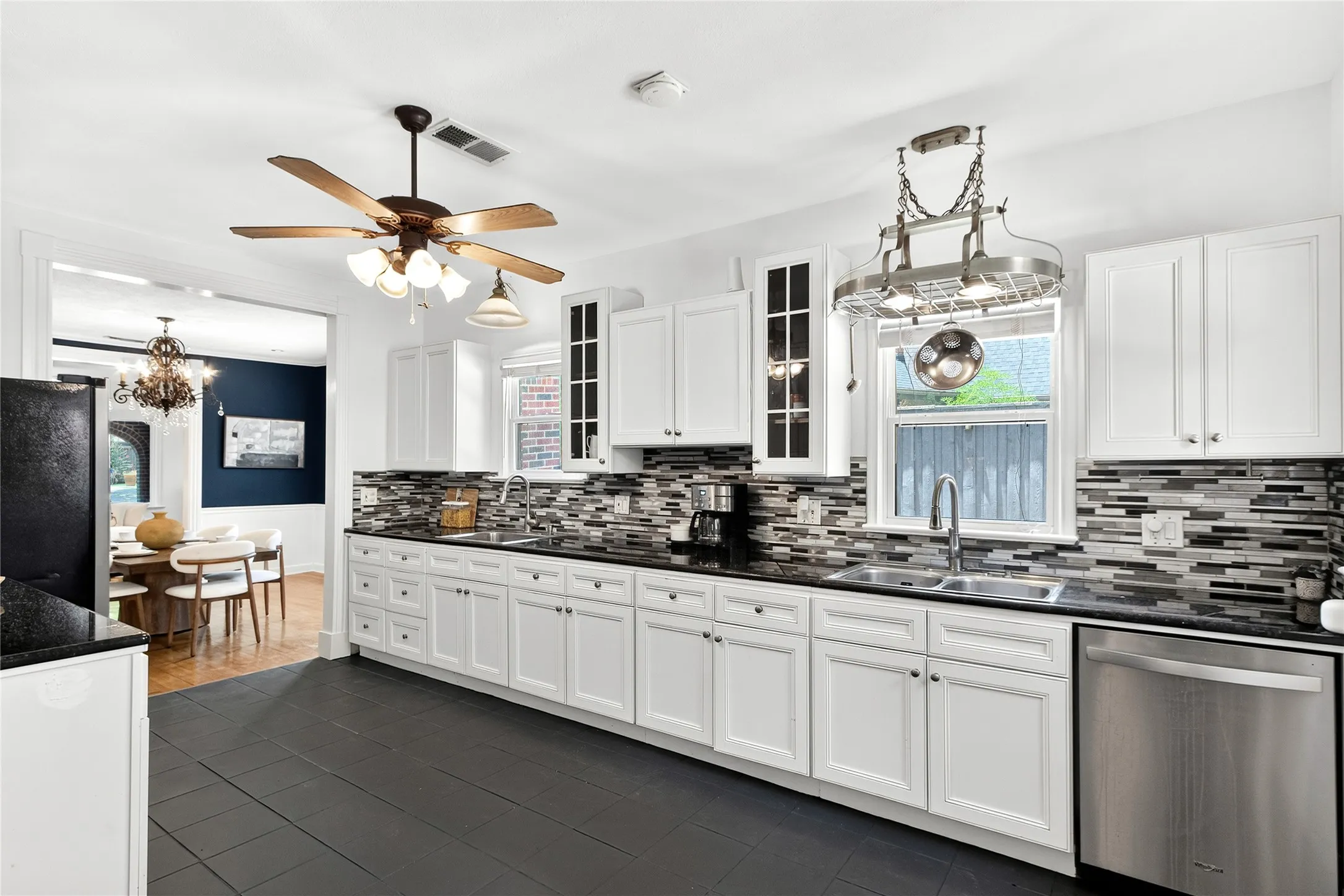 Single Family Residence For Sale in Dallas County , 5222 Bradford Drive, Dallas, Texas 75235, 3 Bedroom, 2 Bathroom, Garage spaces, 1,584 Sqft, built in 1929, mls#21340040, Real Estate Agent in Dallas, Homes For Sale in Dallas county, Homes For Sale in Dallas, Realtor in Dallas Texas, Real Estate Brokerage Independent Realty Texas, Luminita Cordes Realtor