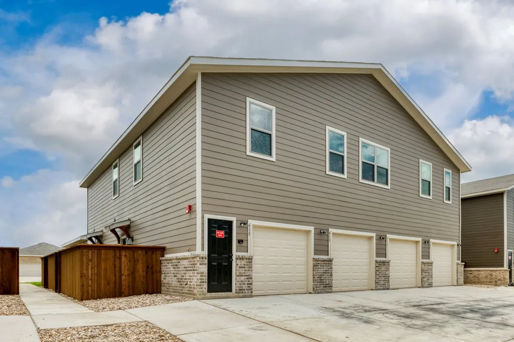 Apartment For Rent in Ellis County , 611 Harvest Moon Drive, Venus, Texas 76084, 2 Bedroom, 2 Bathroom, 1 Garage spaces, 1,134 Sqft, built in 2022, mls#21340077, Real Estate Agent in Venus, Homes For Rent in Ellis county, Homes For Rent in Venus, Realtor in Venus Texas, Real Estate Brokerage Independent Realty Texas, Luminita Cordes Realtor