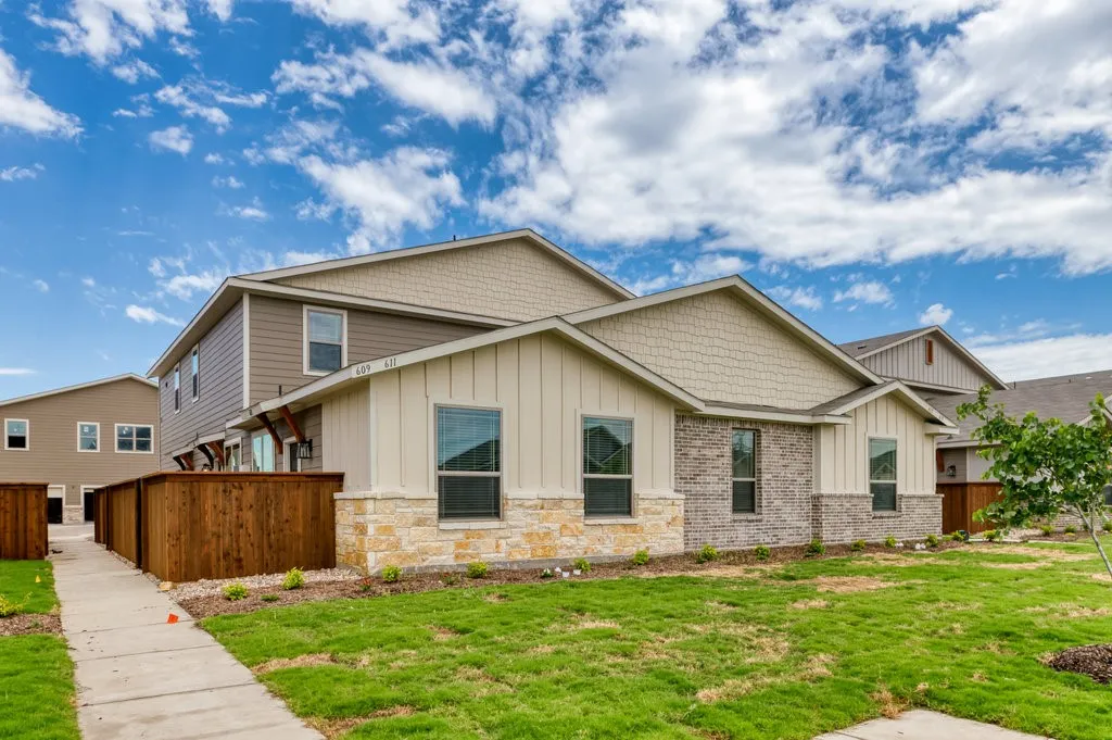 Apartment For Rent in Ellis County , 611 Harvest Moon Drive, Venus, Texas 76084, 2 Bedroom, 2 Bathroom, 1 Garage spaces, 1,134 Sqft, built in 2022, mls#21340077, Real Estate Agent in Venus, Homes For Rent in Ellis county, Homes For Rent in Venus, Realtor in Venus Texas, Real Estate Brokerage Independent Realty Texas, Luminita Cordes Realtor
