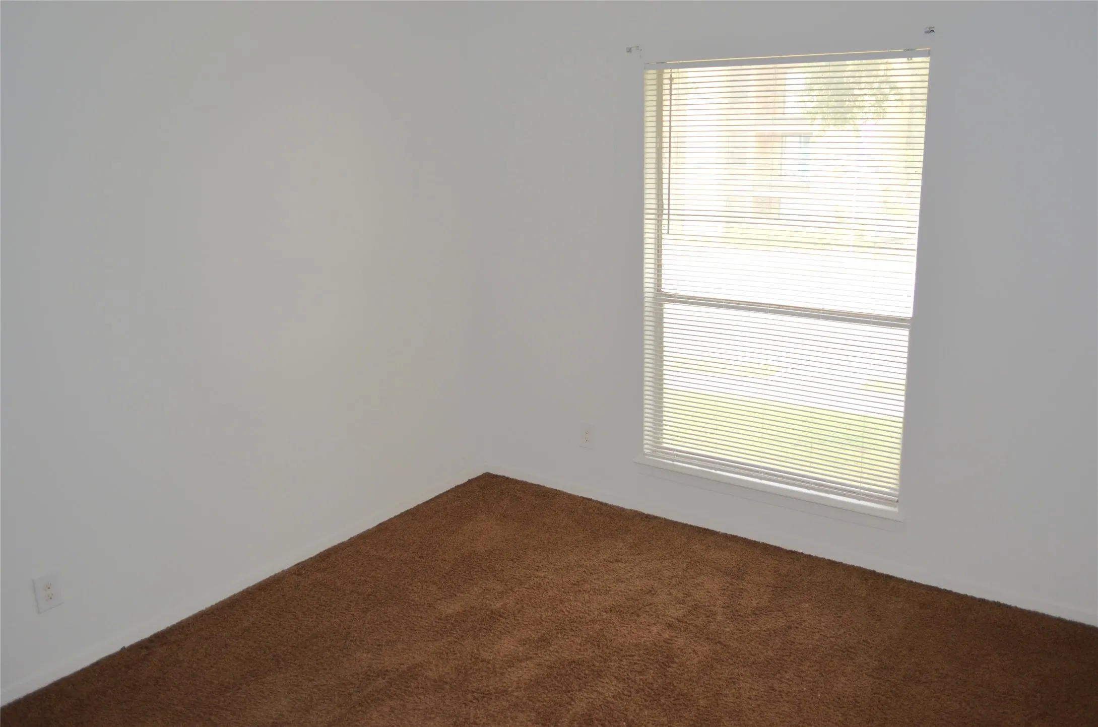 Recessed window with horizontal blinds