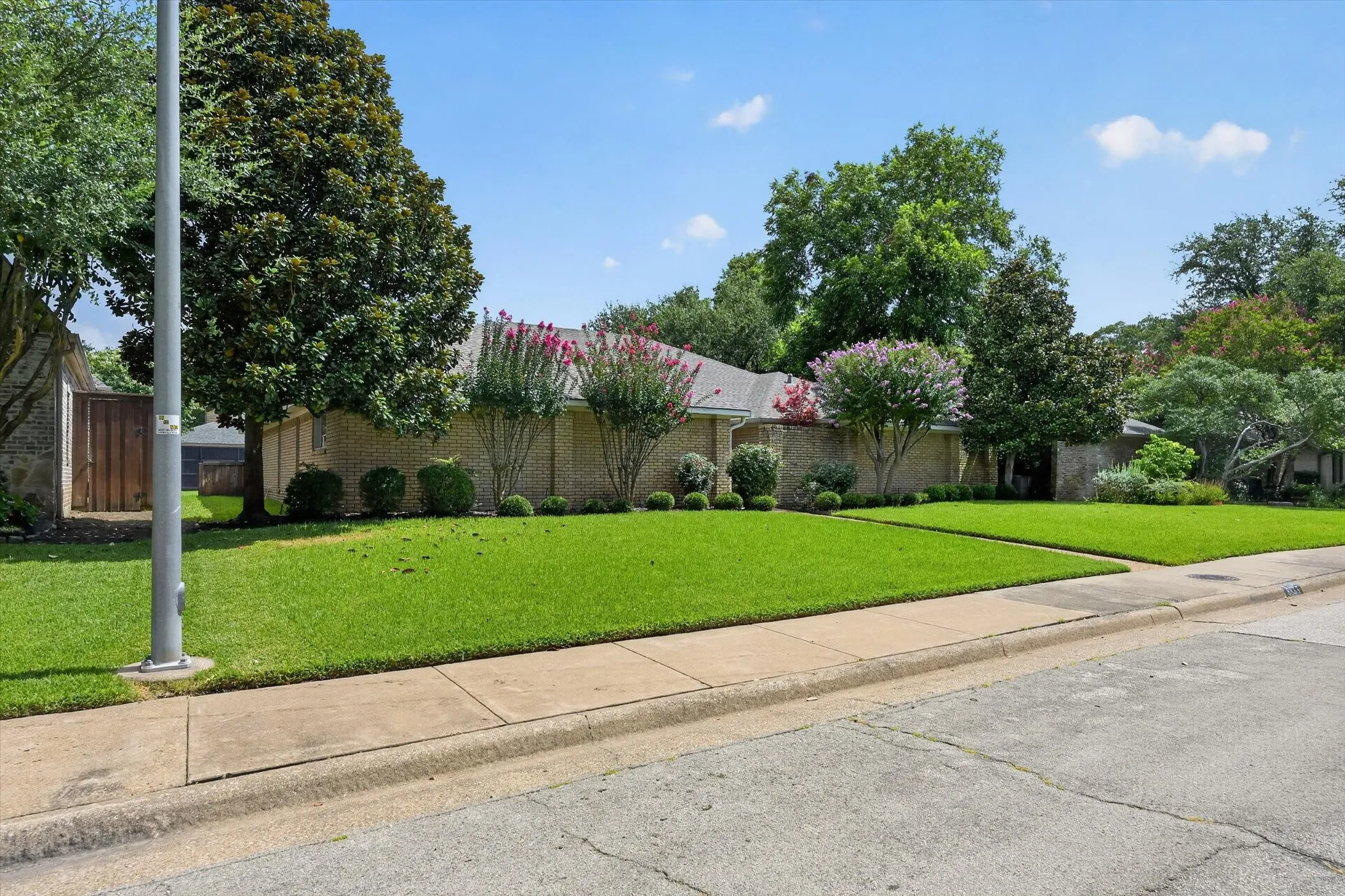 Single Family Residence For Sale in Dallas County , 8833 Kenton Drive, Dallas, Texas 75231, 4 Bedroom, 3 Bathroom, 2 Garage spaces, 2,420 Sqft, built in 1977, mls#21339563, Real Estate Agent in Dallas, Homes For Sale in Dallas county, Homes For Sale in Dallas, Realtor in Dallas Texas, Real Estate Brokerage Independent Realty Texas, Luminita Cordes Realtor