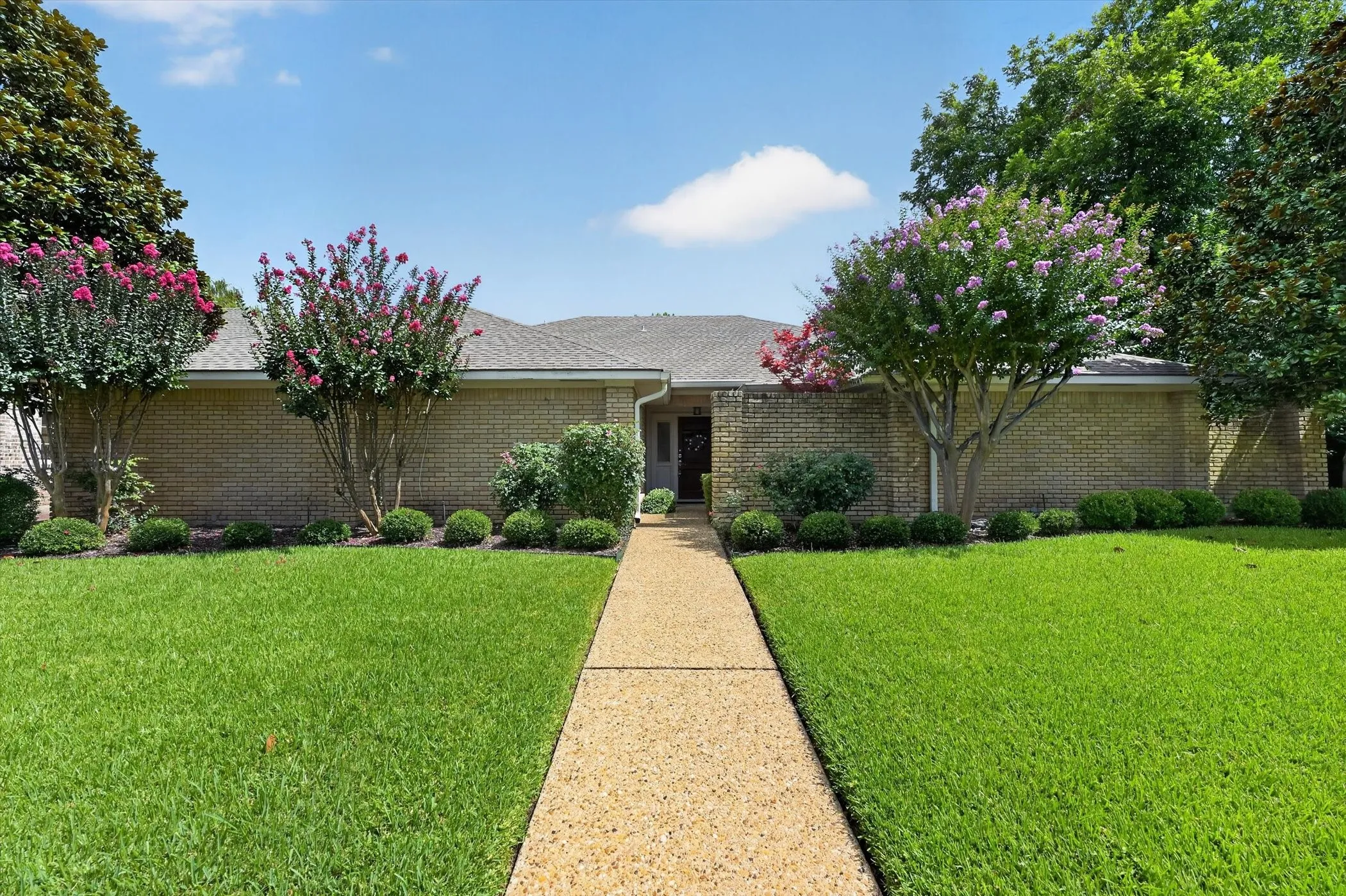 Single Family Residence For Sale in Dallas County , 8833 Kenton Drive, Dallas, Texas 75231, 4 Bedroom, 3 Bathroom, 2 Garage spaces, 2,420 Sqft, built in 1977, mls#21339563, Real Estate Agent in Dallas, Homes For Sale in Dallas county, Homes For Sale in Dallas, Realtor in Dallas Texas, Real Estate Brokerage Independent Realty Texas, Luminita Cordes Realtor